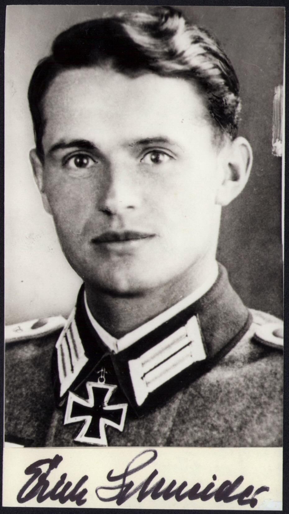 小驴勋章奖章收藏2月22日周日晚六点拍卖（珍爱和平，收藏战争，铭记历史，勿忘国耻，忠党爱国。有偿代拍，送拍规则在简介最后，参拍须阅读规则后再参拍，关系到运费包装发货时效真假辨别等关键信息，拍卖时不再发原图，看大图店主微信码在拍卖店铺介绍里） 历经3个装甲师的面包师骑铁Erich Schneider战后亲签