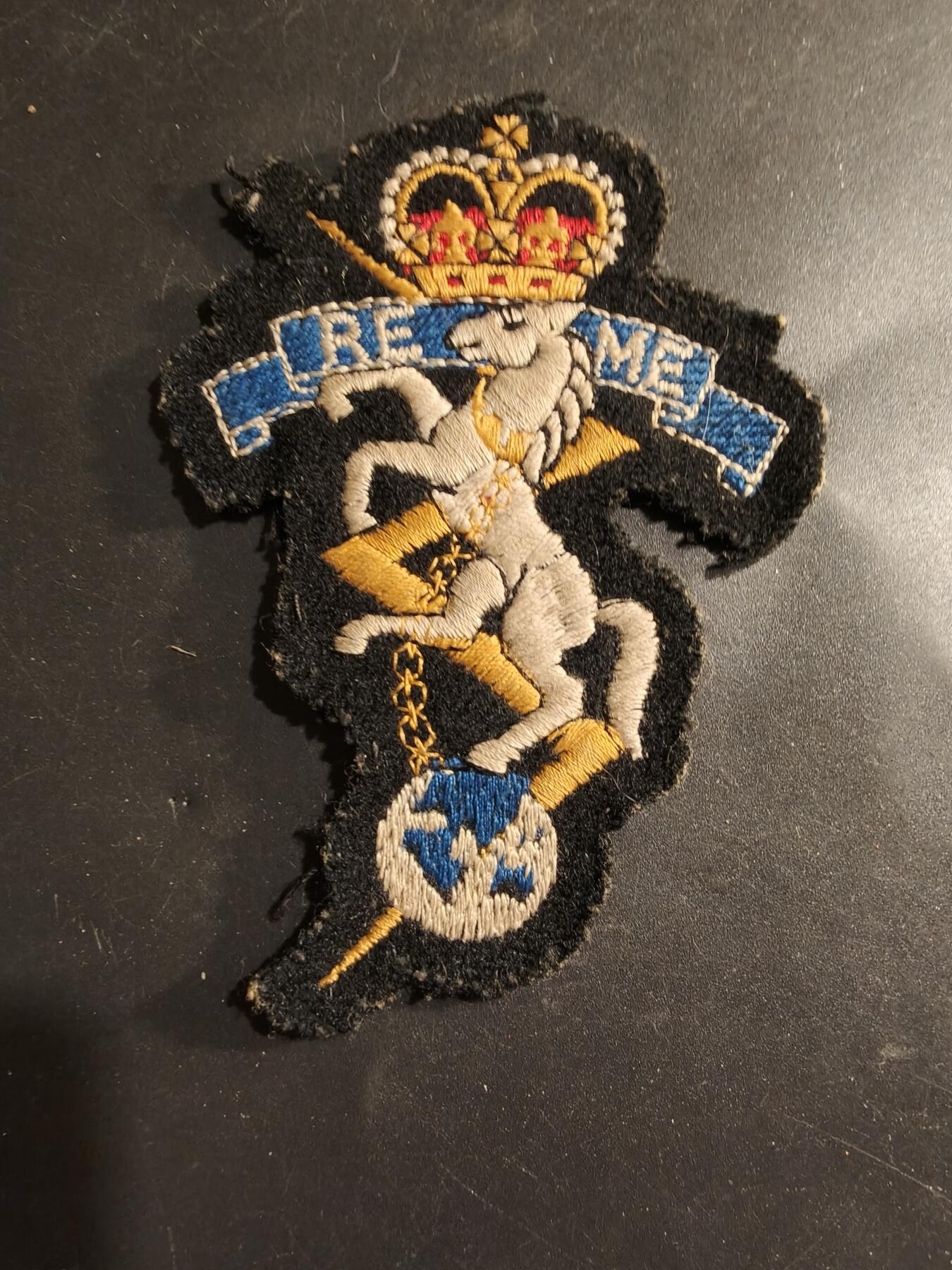 老王徽章第183期 英国皇家机电工程师帽徽    女王时期