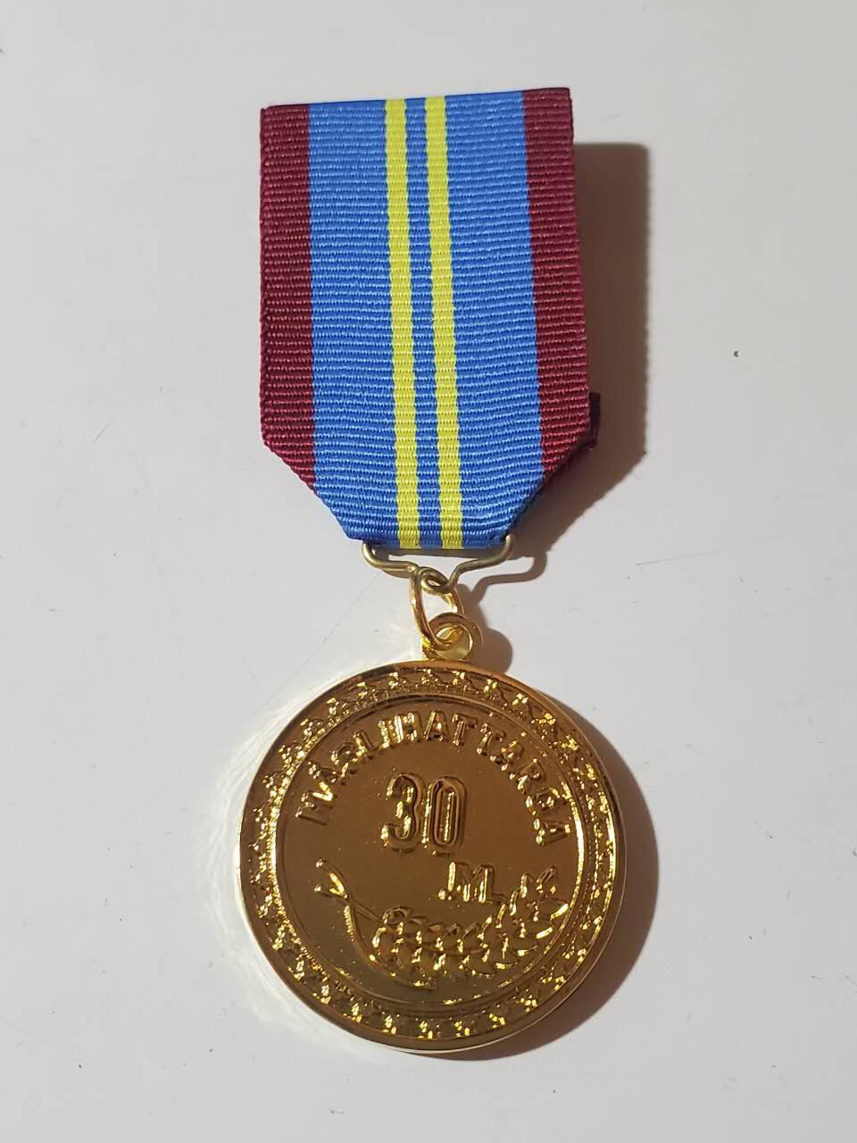 韵星假日军品类拍卖第42期 -- Rimey Holidays Militaria Auction 42 哈萨克斯坦共和国议会服务三十年奖章 铜镀金 极品品相 非常少见的奖章和国家 非常厚重制作精良