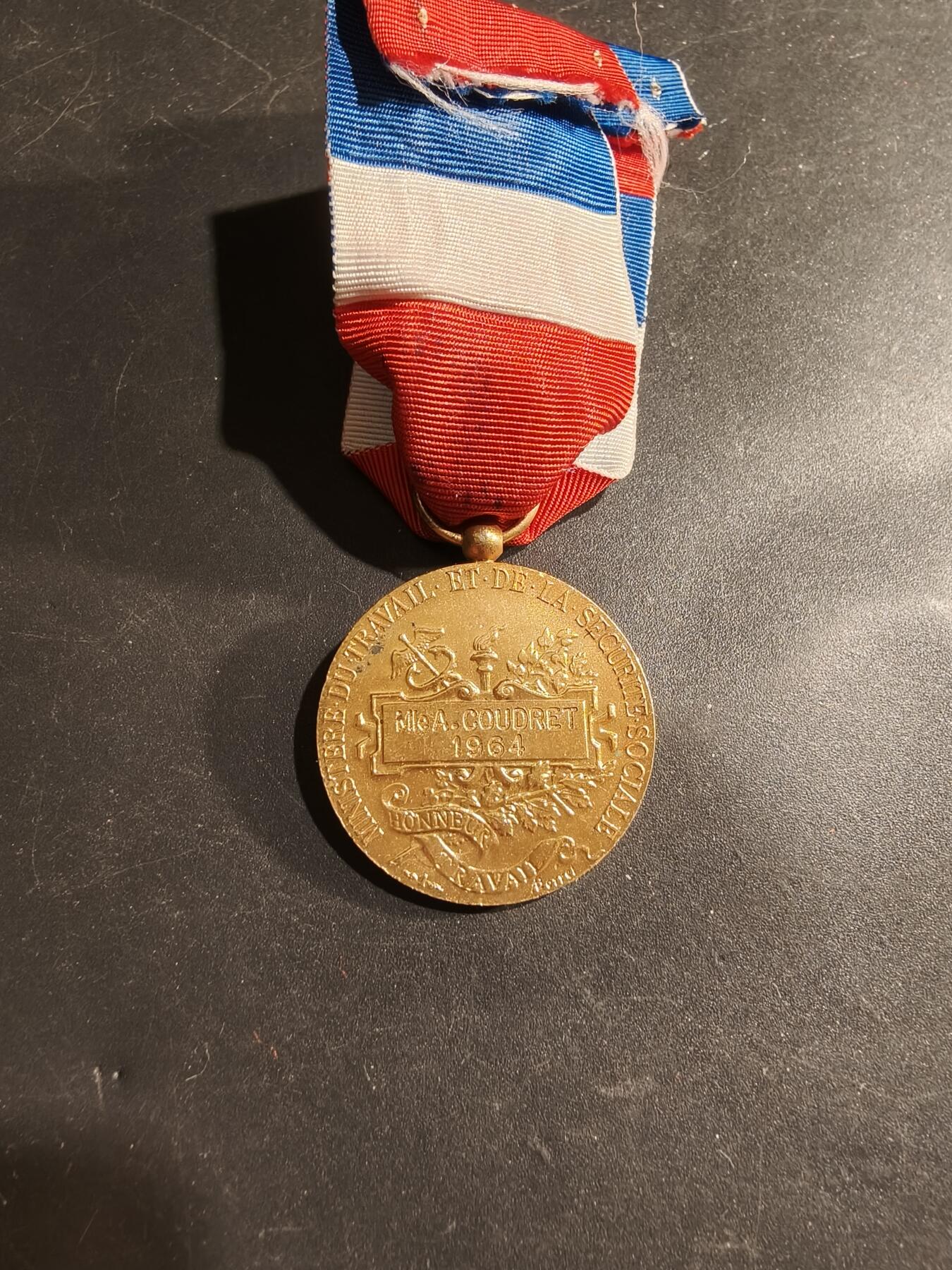 老王徽章第183期 法国金级劳工奖章   950银镀金   1964年实发   13.3g