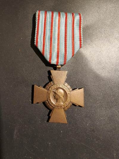 老王徽章第183期 - 法国战斗十字奖章