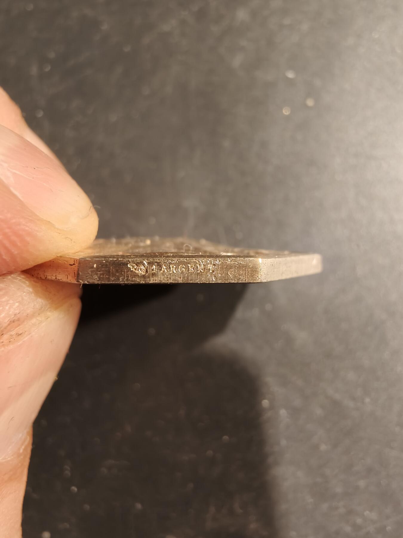 老王徽章第183期 法国1974年瓦莱里·吉斯卡尔·德斯坦当选总统纪念银八角章      950银     共2500枚，该枚编号731        直径32mm    重量21.3g