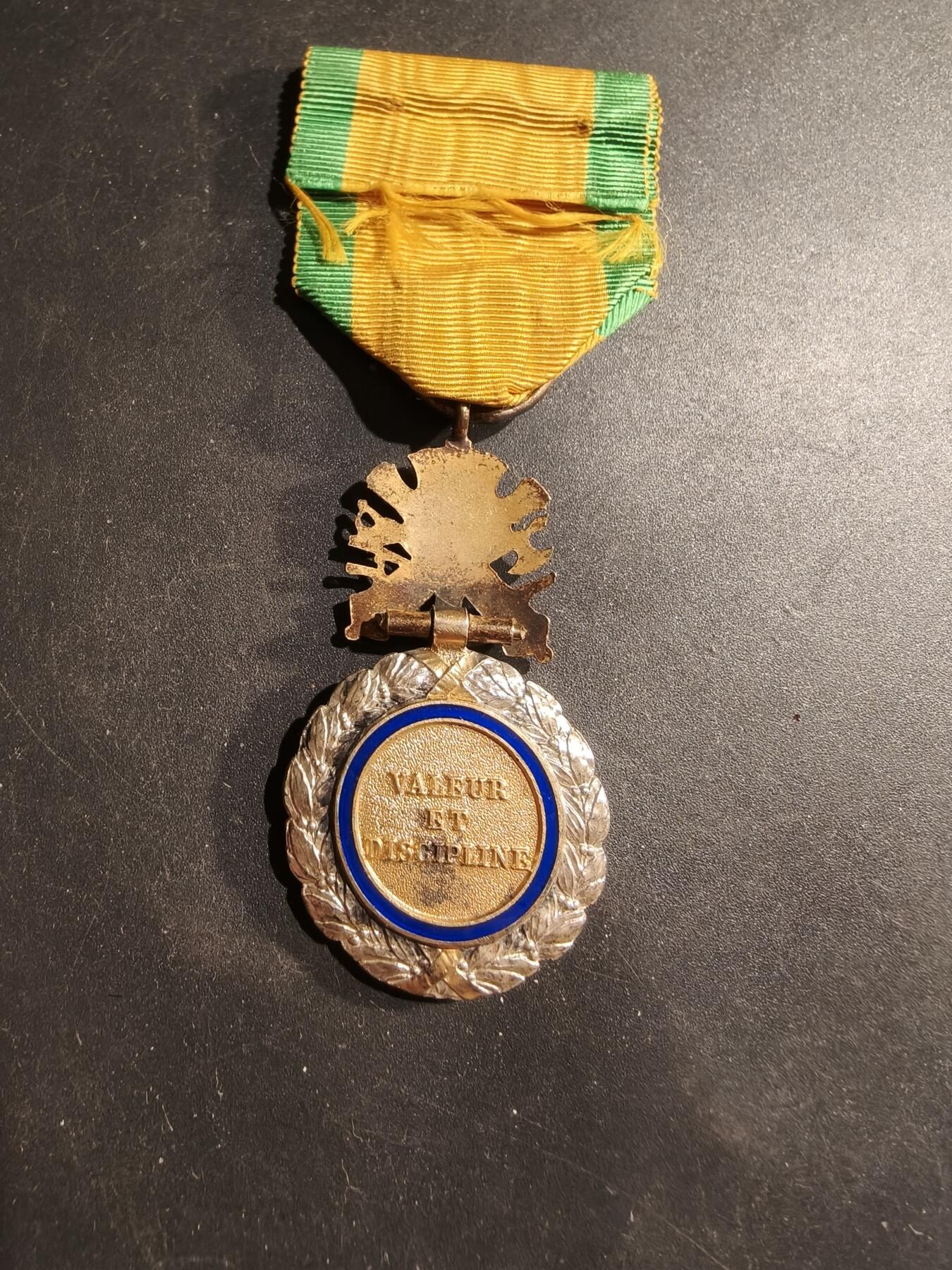 老王徽章第183期 法国军事奖章    三共时期   950银镀金珐琅    19.2g