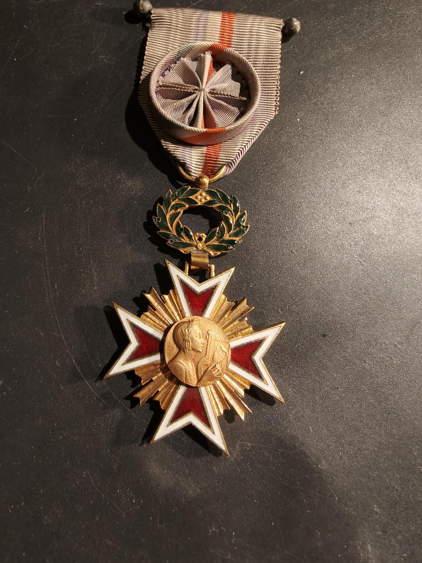 老王徽章第183期 法国军官级音乐协会终身奉献勋章     原盒