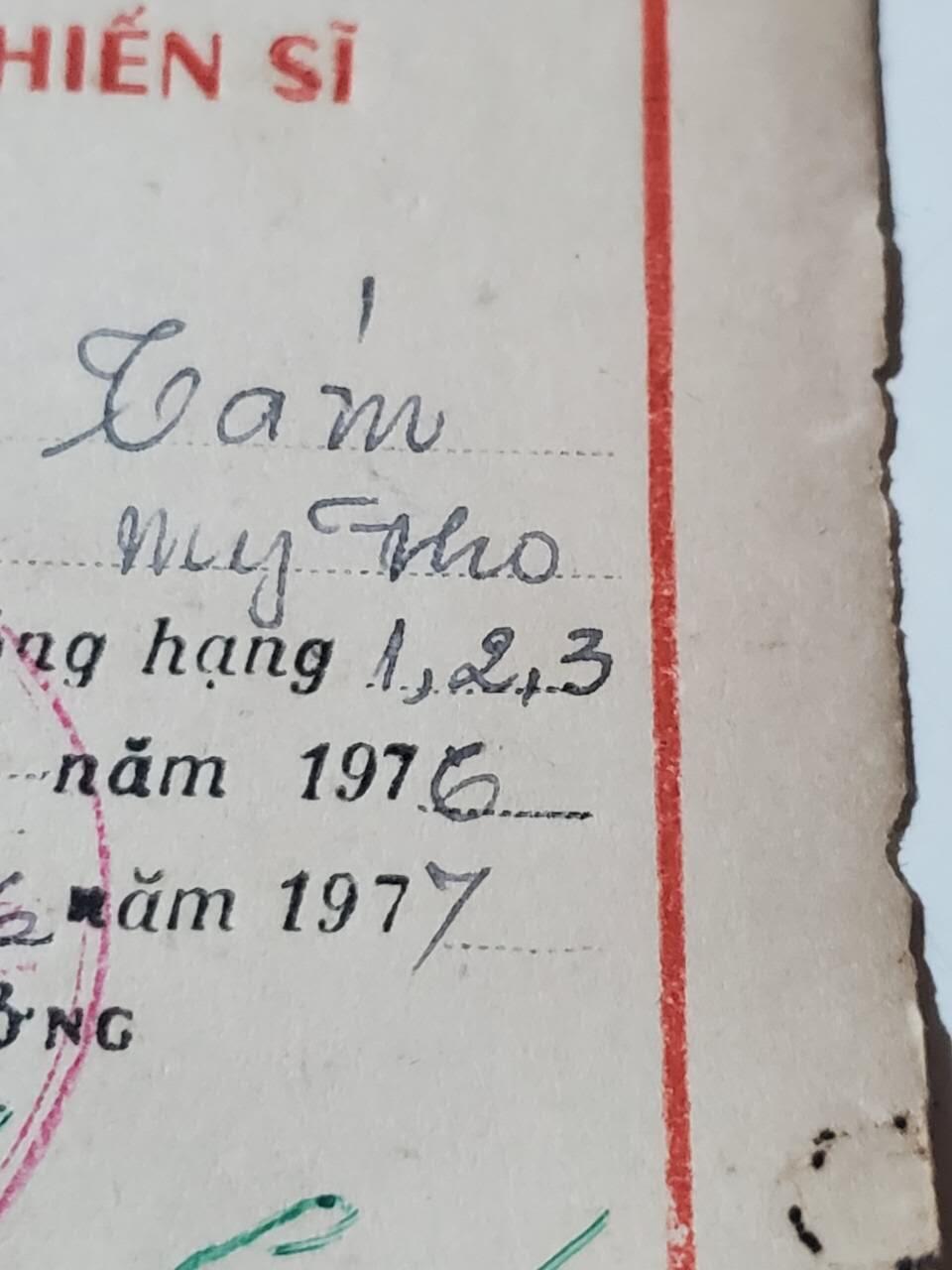 韵星假日军品类拍卖第42期 -- Rimey Holidays Militaria Auction 42 越南南方共和国（越共）一二三级别解放战士勋章带证略一套 证书上为1、2、3级一套总体记录 均为白铜镀银战时版本 2、3等级带略 