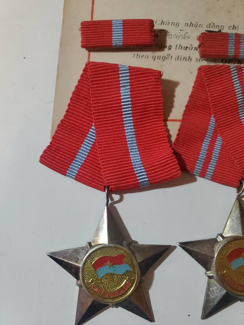 韵星假日军品类拍卖第42期 -- Rimey Holidays Militaria Auction 42 越南南方共和国（越共）一二三级别解放战士勋章带证略一套 证书上为1、2、3级一套总体记录 均为白铜镀银战时版本 2、3等级带略 