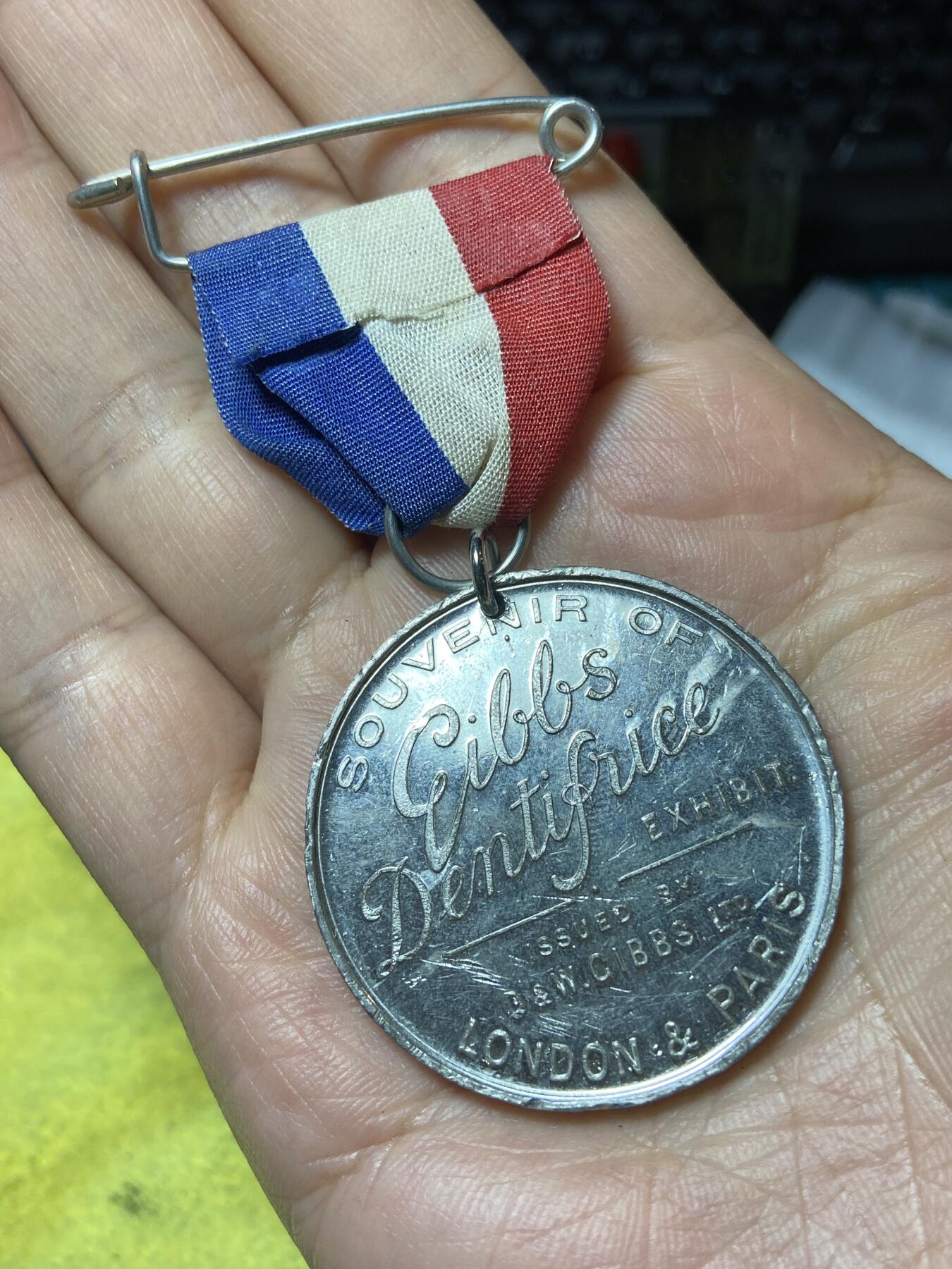 2026年第二十九场(总第一百九十八场）英国一线回流散币新年初九特拍场第一场(免佣金) 英国🇬🇧1924年纪念章(英国Gibb's Dentifrice–吉布斯牙膏展览纪念章，锡铅合金材质