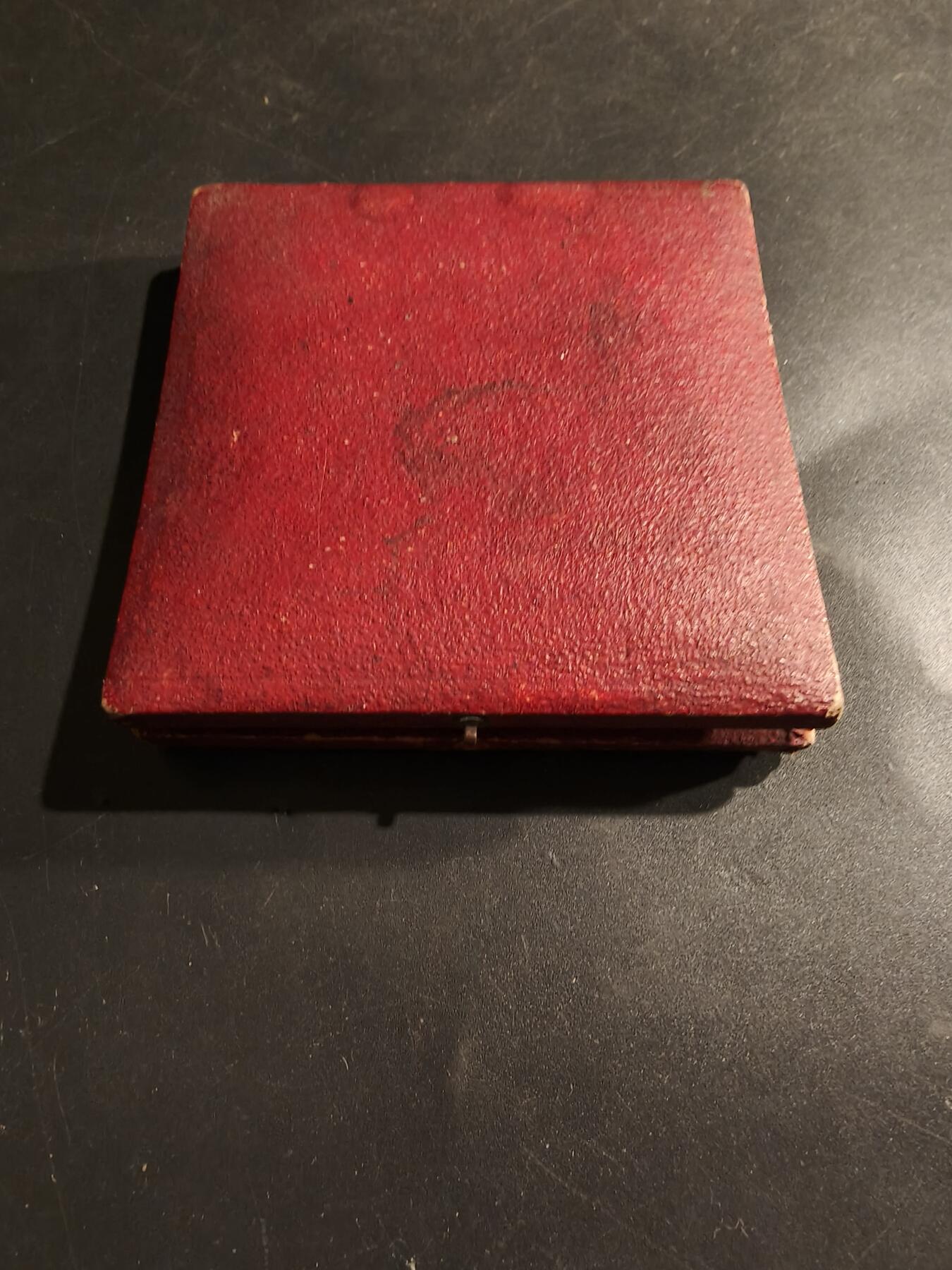 老王徽章第183期 法国1906年《小日报》“智力竞赛与问题大奖赛”大铜章      原盒，盒子卡扣不严     直径58mm    重量83.4g