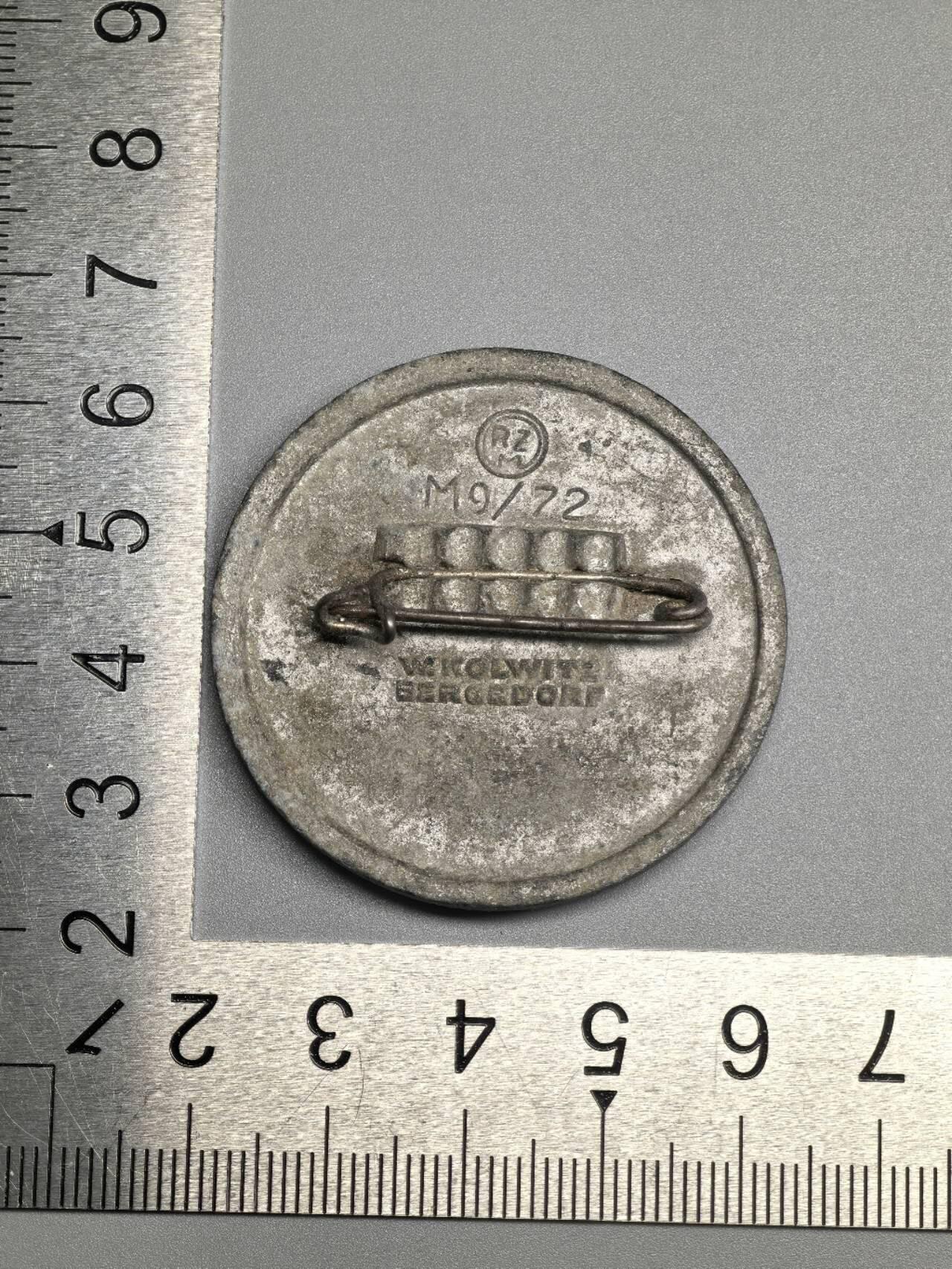 小驴勋章奖章收藏2月22日周日晚六点拍卖（珍爱和平，收藏战争，铭记历史，勿忘国耻，忠党爱国。有偿代拍，送拍规则在简介最后，参拍须阅读规则后再参拍，关系到运费包装发货时效真假辨别等关键信息，拍卖时不再发原图，看大图店主微信码在拍卖店铺介绍里） 1939年党代会徽章，锌质，背打RZM M9/72厂标