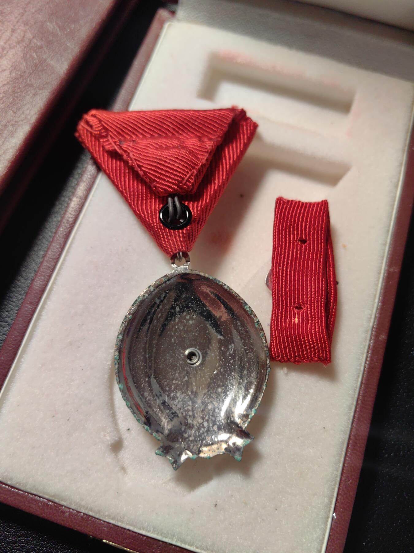 靖甫拍卖第五场 匈牙利银级劳动勋章 女博士得主 原盒略豪华大证 带个照片