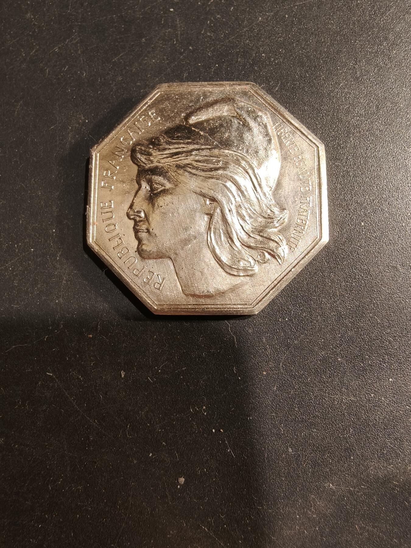 老王徽章第183期 法国1974年瓦莱里·吉斯卡尔·德斯坦当选总统纪念银八角章      950银     共2500枚，该枚编号731        直径32mm    重量21.3g