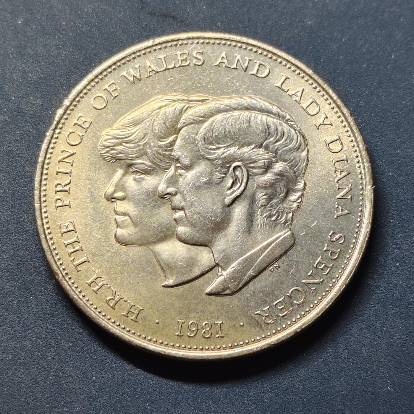 【全场包邮】纯粹捡漏拍504场-更新中 英国1981年1克朗查尔斯和戴安娜世纪婚礼克朗型纪念币