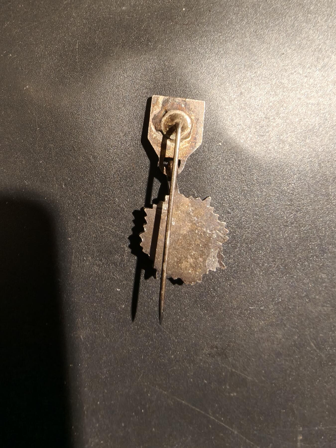 老王徽章第183期 波兰银级红十字会勋章迷你针插