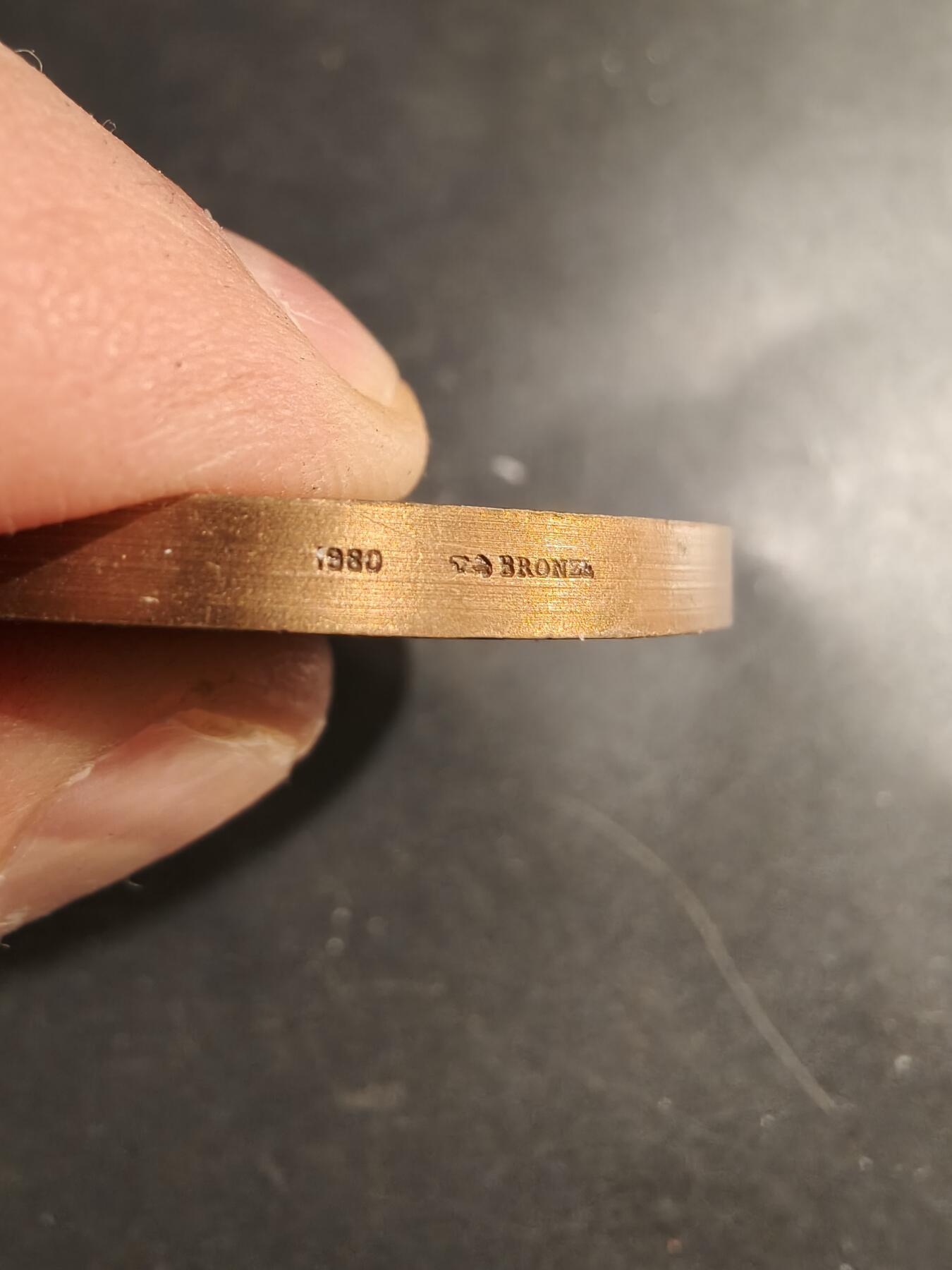 老王徽章第183期 法国艾希罗勒市大铜章     直径50mm     重量73.1g