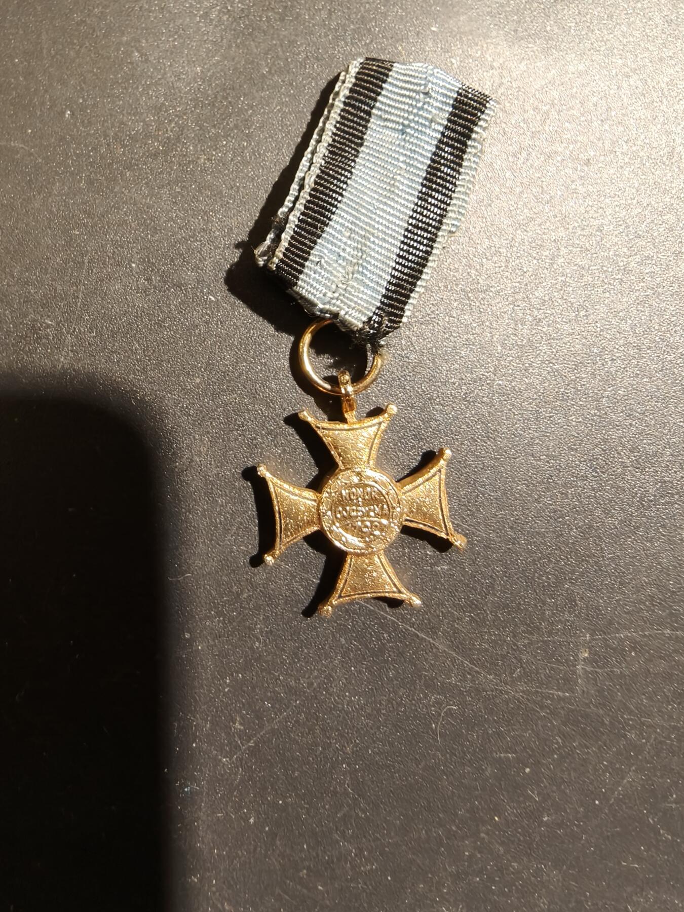 老王徽章第183期 波兰人共骑士级军事功绩勋章迷你章