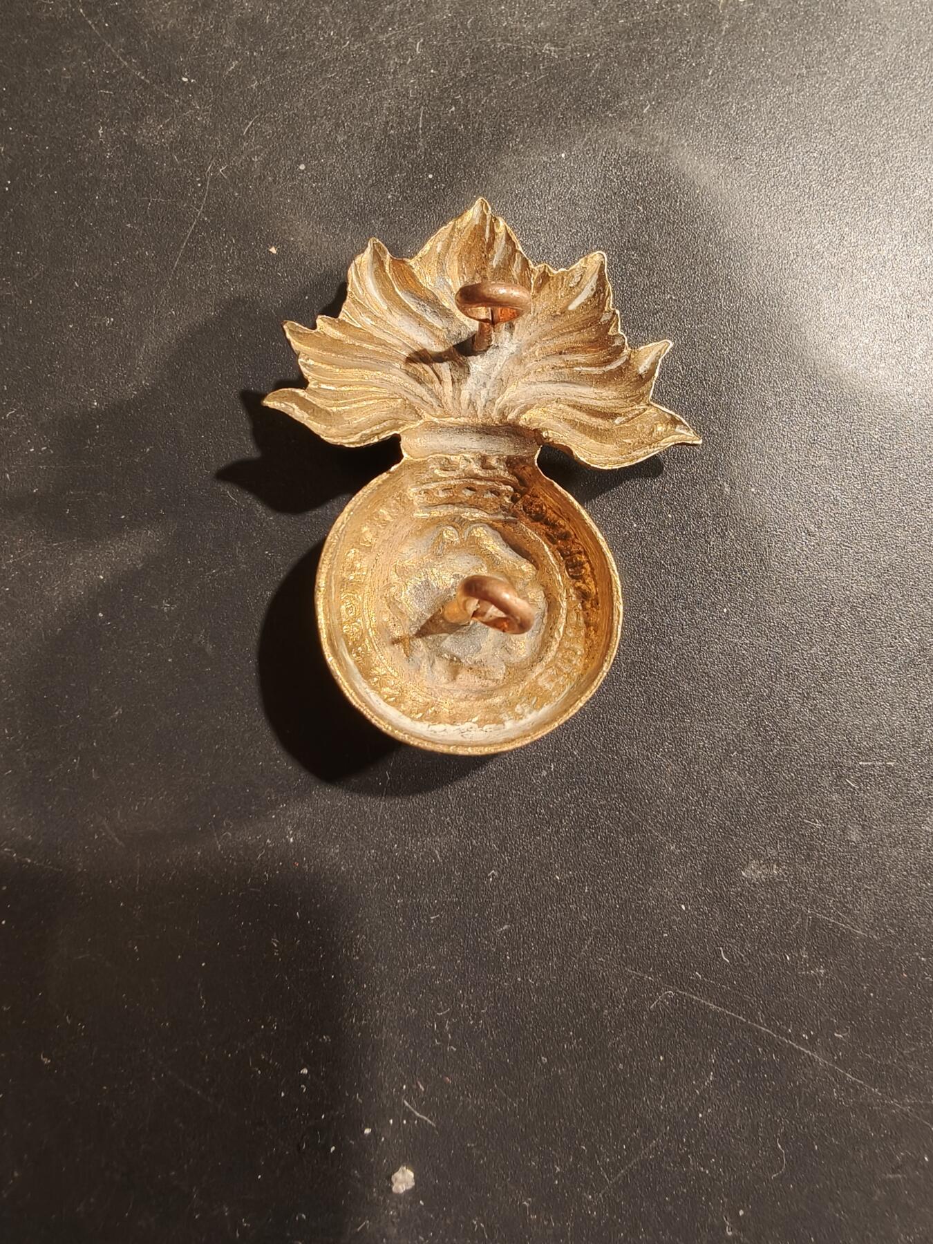 老王徽章第183期 英国皇家燧发枪团帽徽    一战时期