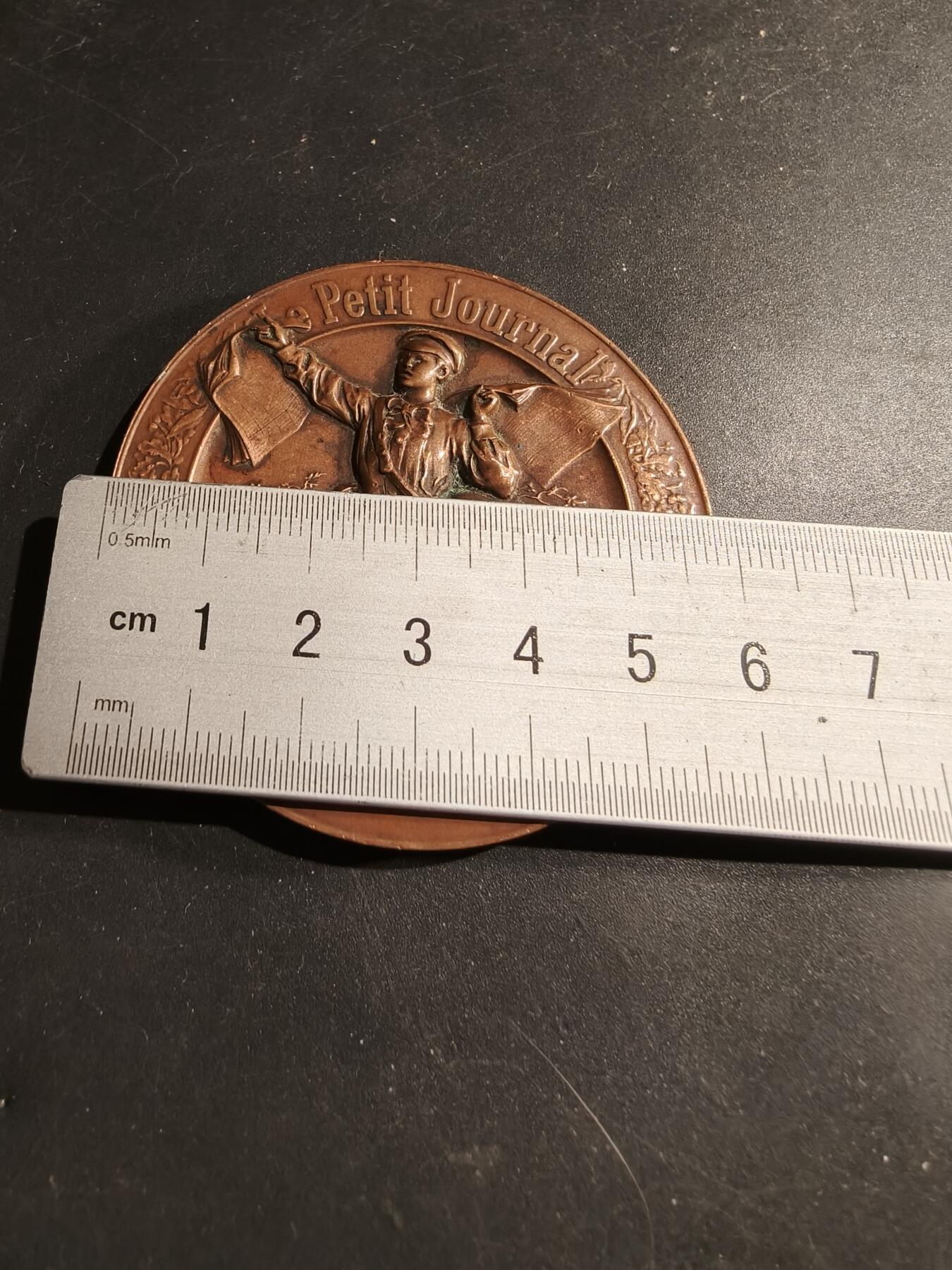 老王徽章第183期 法国1895年《小日报》“智力竞赛与问题大奖赛”大铜章      直径58mm    重量102.1g