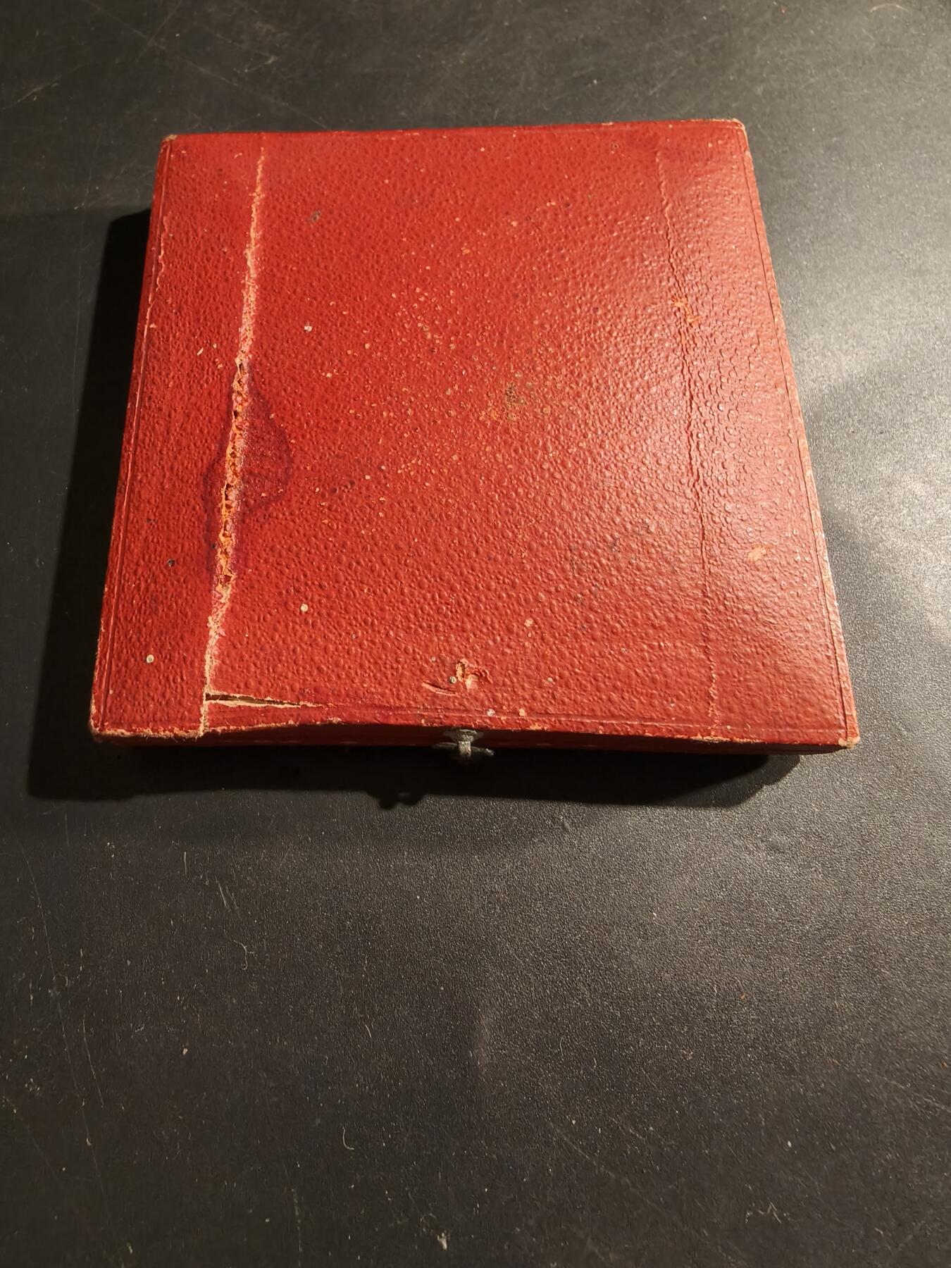 老王徽章第183期 法国1901年《小日报》“智力竞赛与问题大奖赛”大铜章      原盒     直径58mm    重量95.9g