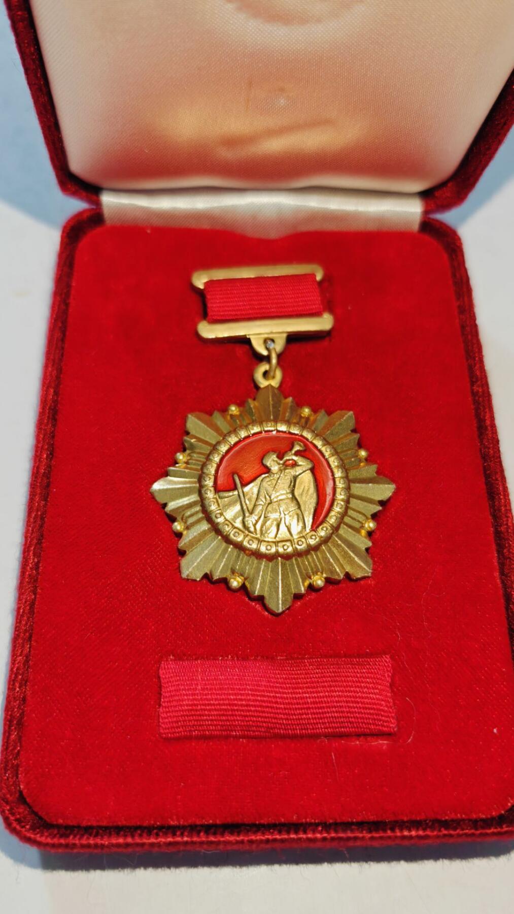 东亚勋章徽章主题拍卖8（120件） 朝鲜祖国解放战争勋章（带盒带略