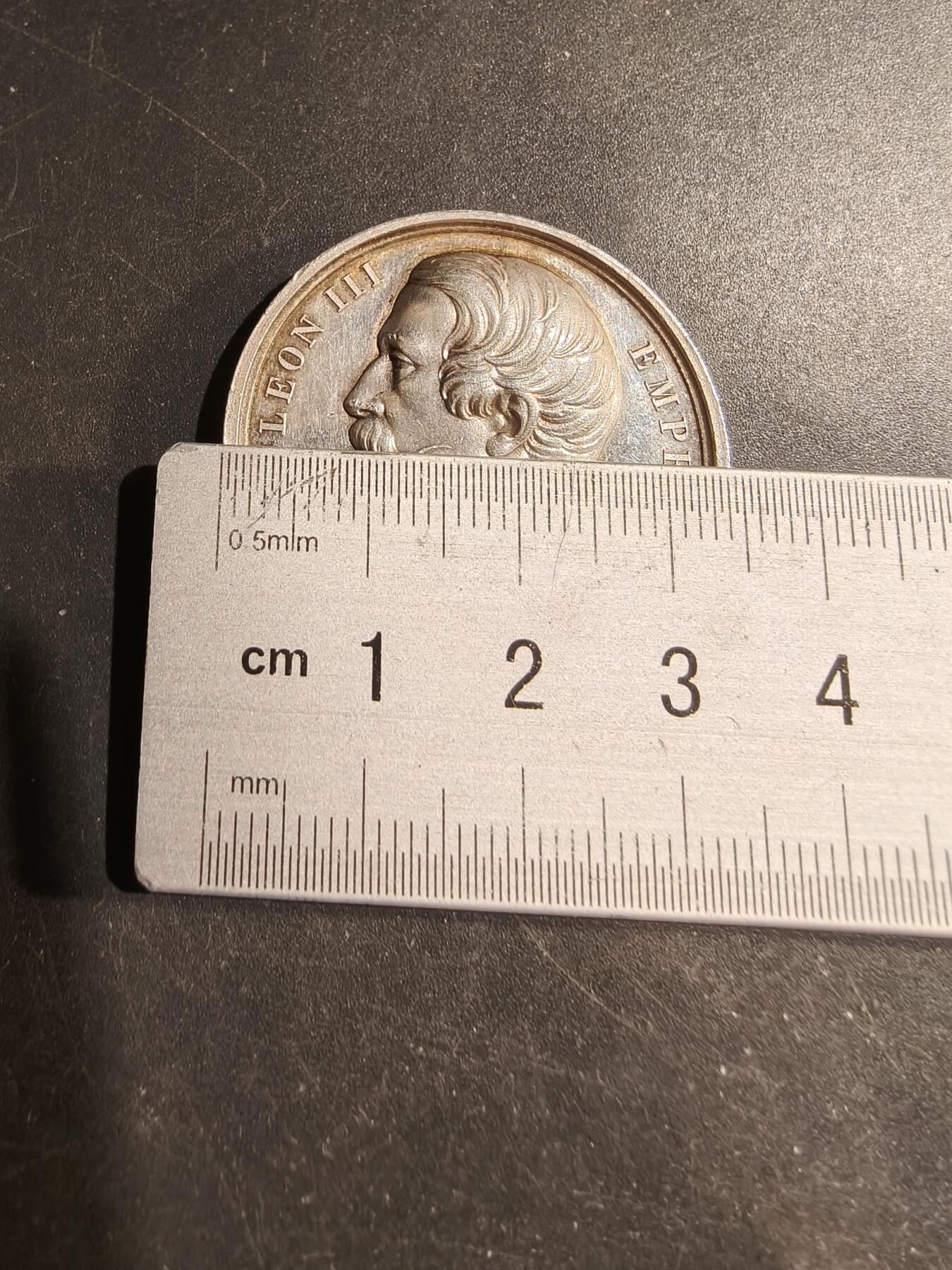 老王徽章第183期 法国拿破仑三世帝国历史工作与科学协会委员会大银章     950银手指标     直径34mm     重量20g