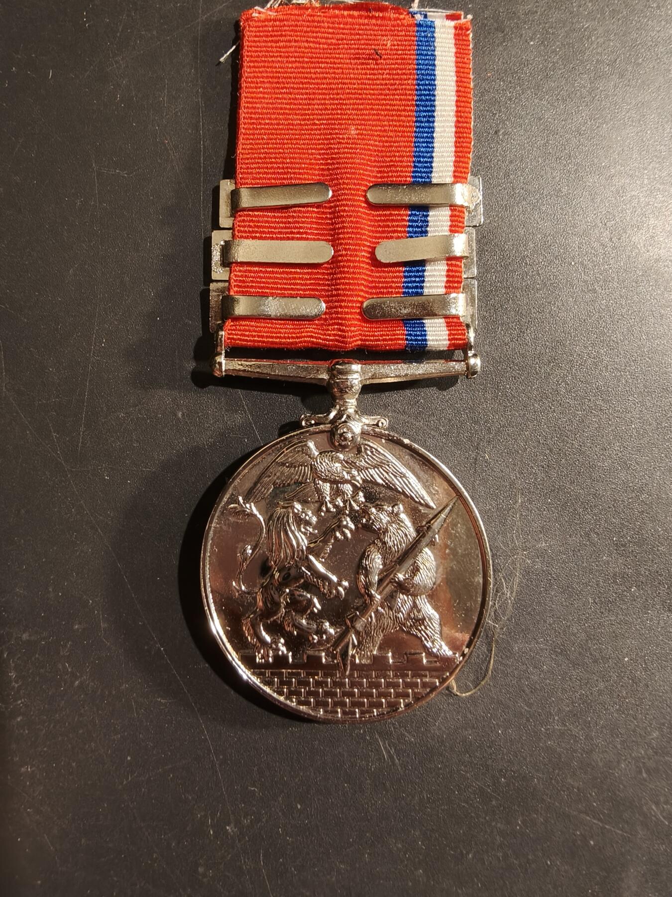 老王徽章第183期 英国冷战胜利纪念章    皇家空军版     皇家空军战斗机司令部、第43战斗机中队、皇家空军“战斗公鸡”中队3勋条     带边铭     同一人获得