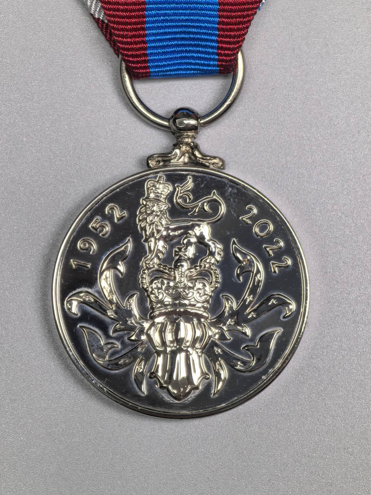 小驴勋章奖章收藏2月22日周日晚六点拍卖（珍爱和平，收藏战争，铭记历史，勿忘国耻，忠党爱国。有偿代拍，送拍规则在简介最后，参拍须阅读规则后再参拍，关系到运费包装发货时效真假辨别等关键信息，拍卖时不再发原图，看大图店主微信码在拍卖店铺介绍里） 英国伊丽莎白二世加冕70年奖章带盒，精制