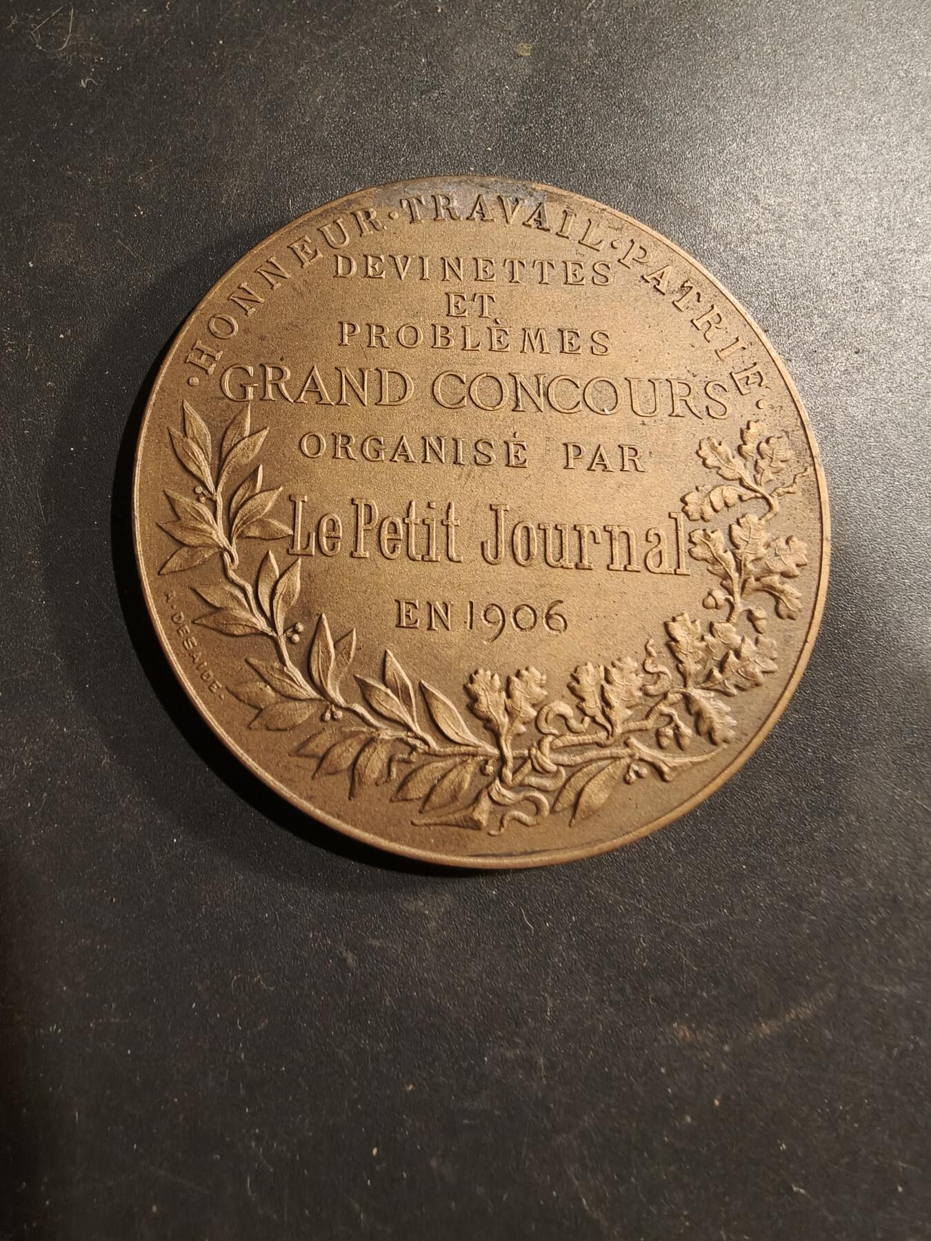 老王徽章第183期 法国1906年《小日报》“智力竞赛与问题大奖赛”大铜章      原盒，盒子卡扣不严     直径58mm    重量83.4g