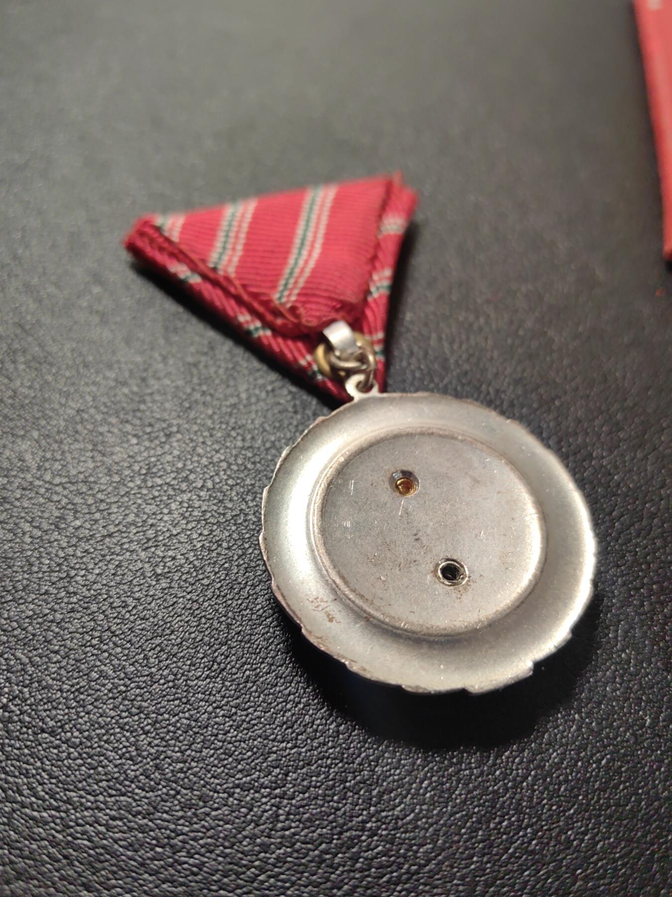 靖甫拍卖第五场 匈牙利人民军功绩奖章带证 早期硬壳证