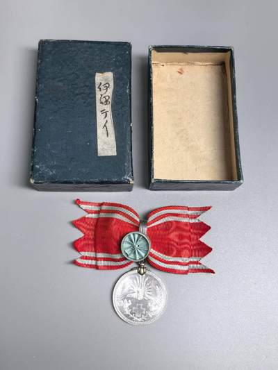 小驴勋章奖章收藏2月22日周日晚六点拍卖（珍爱和平，收藏战争，铭记历史，勿忘国耻，忠党爱国。有偿代拍，送拍规则在简介最后，参拍须阅读规则后再参拍，关系到运费包装发货时效真假辨别等关键信息，拍卖时不再发原图，看大图店主微信码在拍卖店铺介绍里） - 赤十字社徽章带盒，女士版，铝质