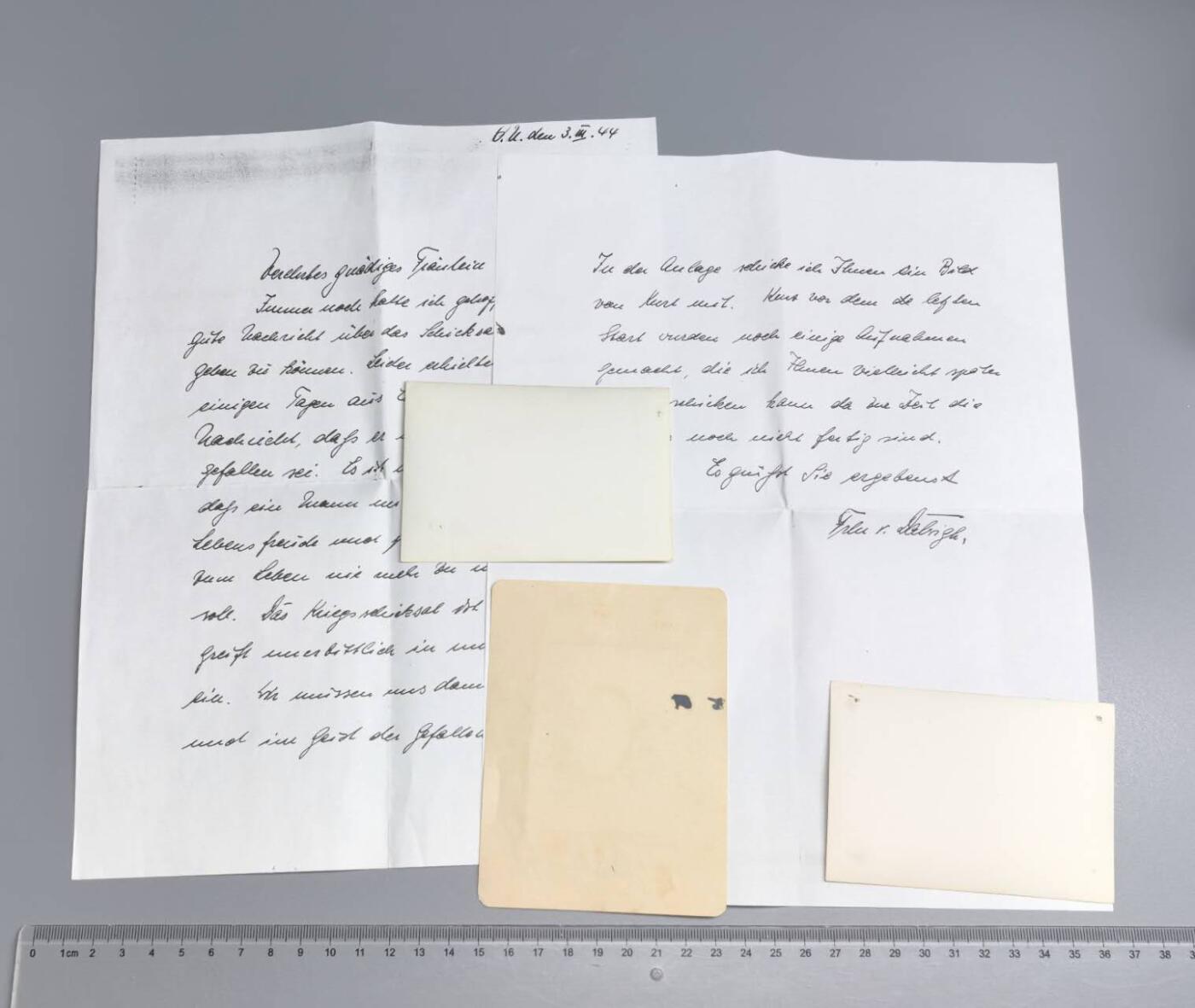 小驴勋章奖章收藏2月22日周日晚六点拍卖（珍爱和平，收藏战争，铭记历史，勿忘国耻，忠党爱国。有偿代拍，送拍规则在简介最后，参拍须阅读规则后再参拍，关系到运费包装发货时效真假辨别等关键信息，拍卖时不再发原图，看大图店主微信码在拍卖店铺介绍里） 德国WWII空军轰炸机王牌、骑士铁十字勋章获得者库尔特．海因茨上尉战时亲签照片1张及战地会议照片2张，复印信件内容为佐证照片是由上尉后人处购得，上尉照片此次第一次在市面上出现（包括战争遗迹网站上也没有上尉的配图）