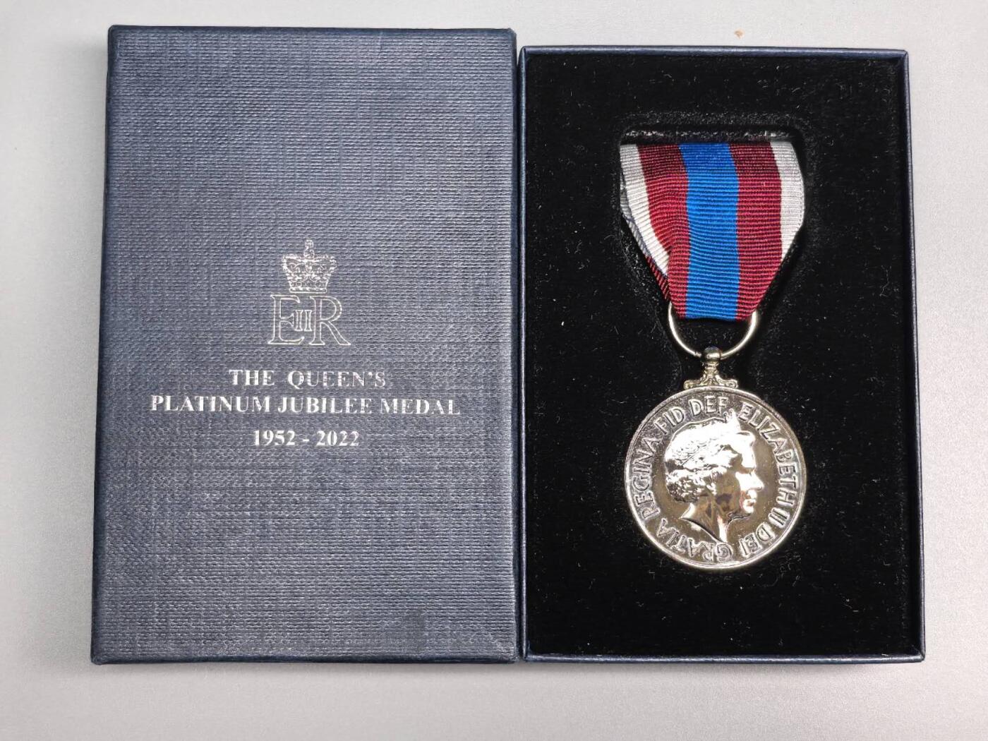 小驴勋章奖章收藏2月22日周日晚六点拍卖（珍爱和平，收藏战争，铭记历史，勿忘国耻，忠党爱国。有偿代拍，送拍规则在简介最后，参拍须阅读规则后再参拍，关系到运费包装发货时效真假辨别等关键信息，拍卖时不再发原图，看大图店主微信码在拍卖店铺介绍里） 英国伊丽莎白二世加冕70年奖章带盒，精制