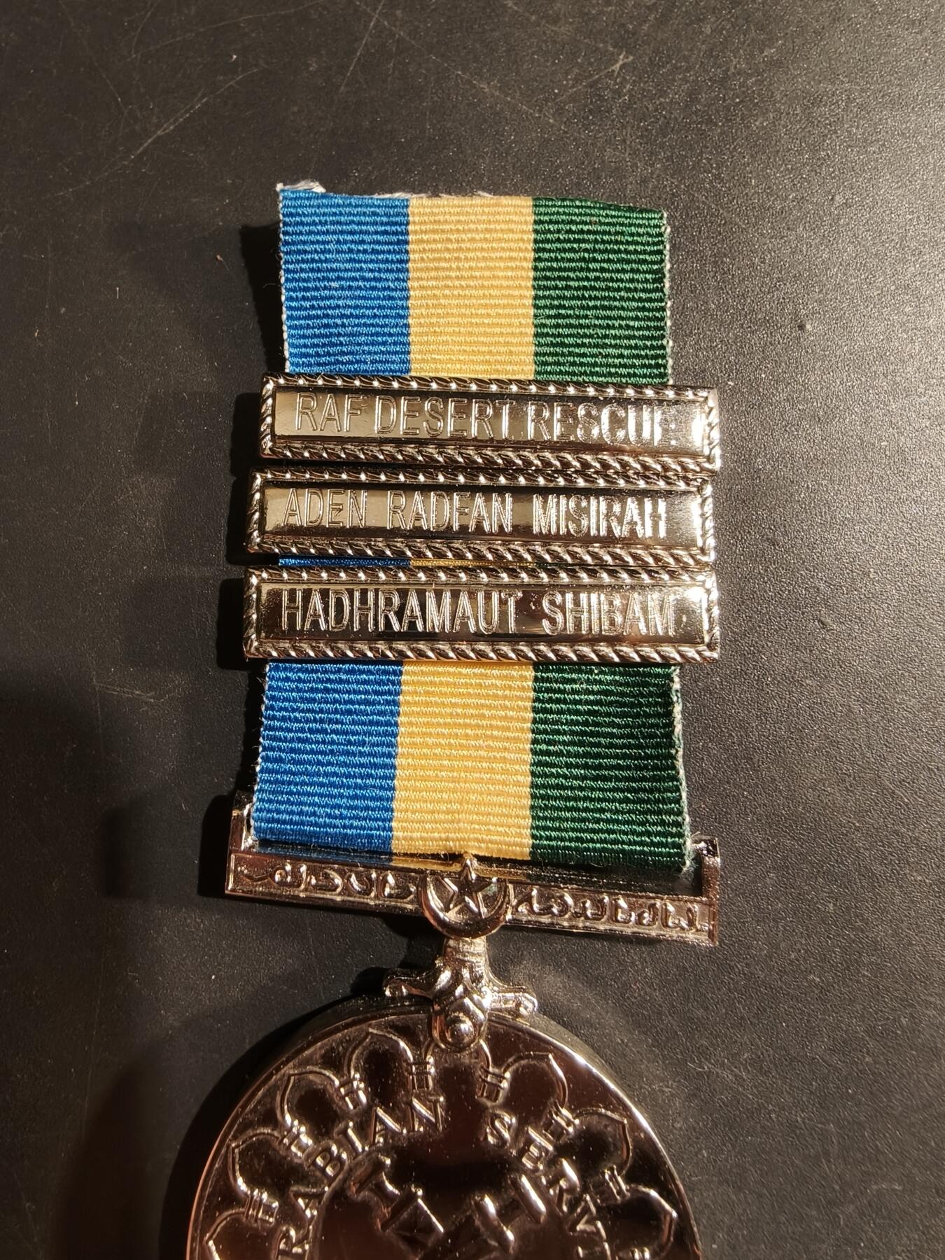 老王徽章第183期 英国阿拉伯服役奖章     皇家空军沙漠救援、亚丁·拉德凡·米西拉、哈德拉毛·希巴姆3勋条，带边铭    皇家空军同一人获得     该官兵曾于60年代在也门地区参加镇压也门反英独立运动