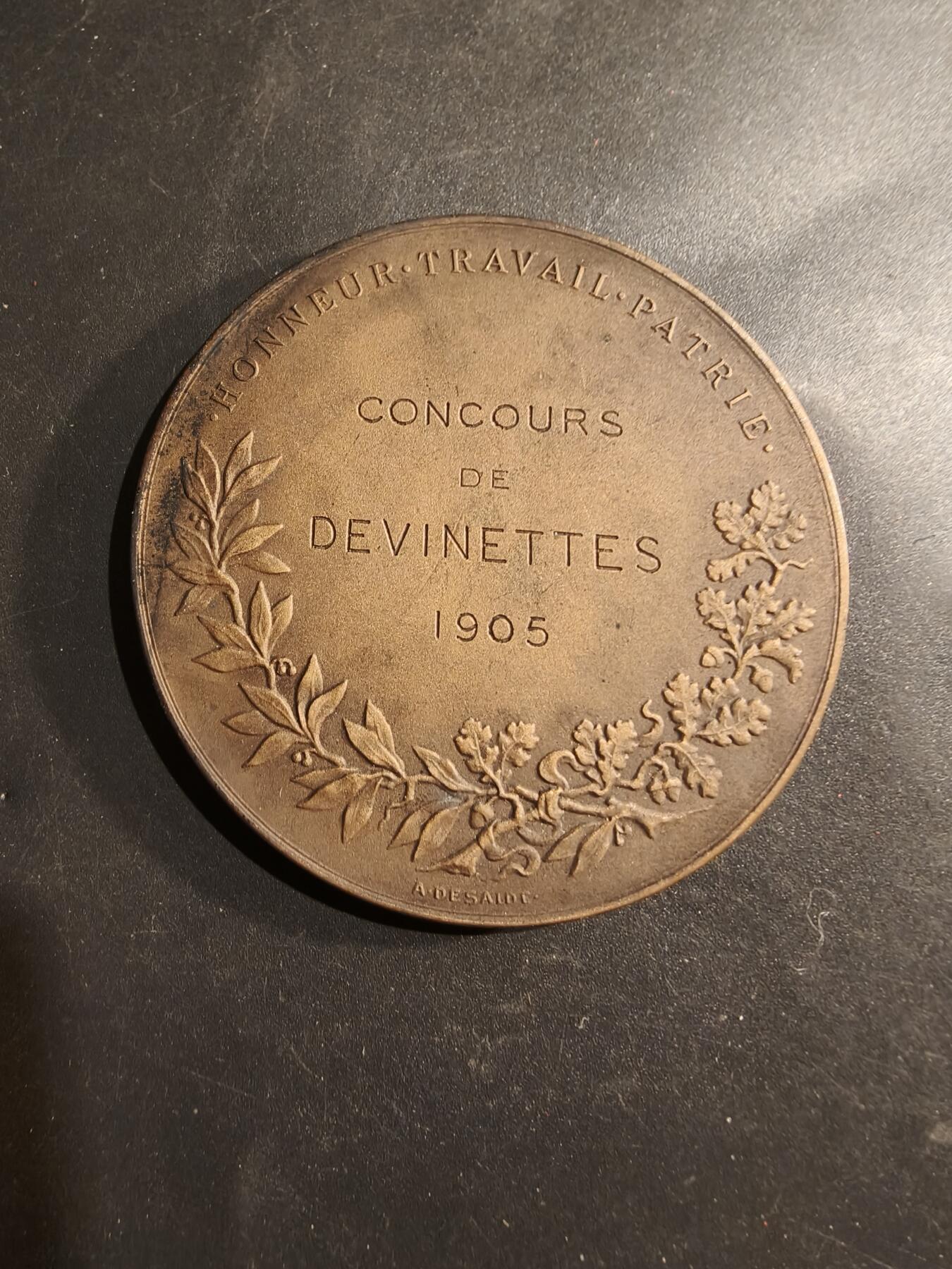 老王徽章第183期 法国1905年《小日报》“谜语大奖赛”大铜章      原盒     直径58mm    重量76.9g