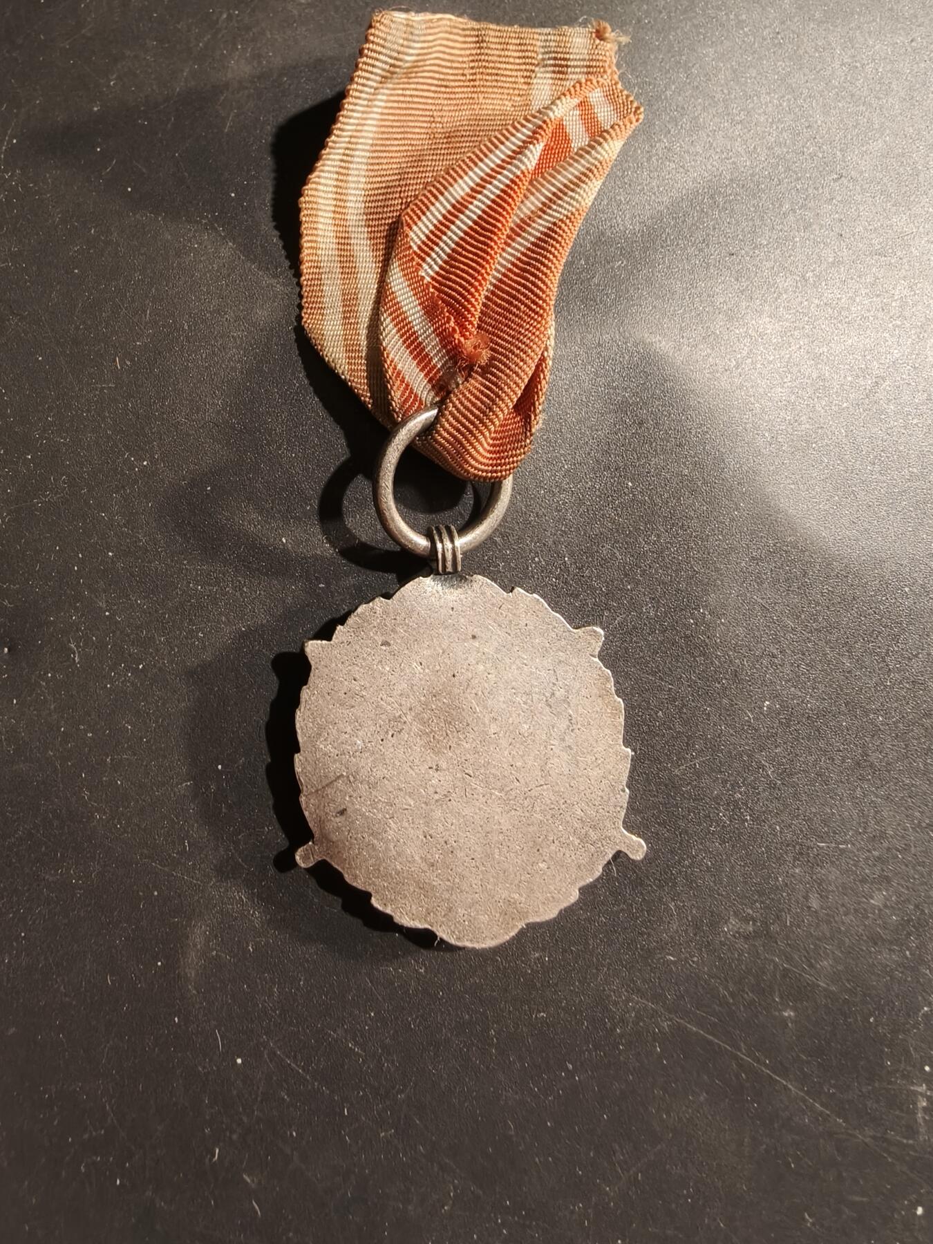 老王徽章第183期 波兰银级武装力量服务祖国奖章