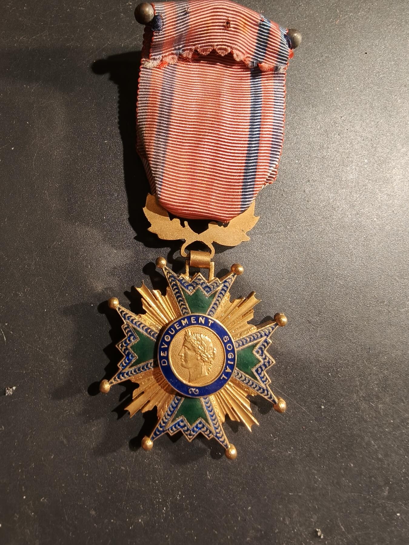 老王徽章第183期 法国军官级社会奉献勋章    原盒