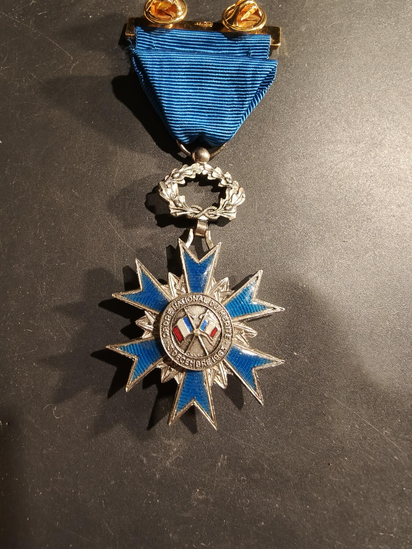 老王徽章第183期 法国骑士级国家功勋勋章    带纸盒