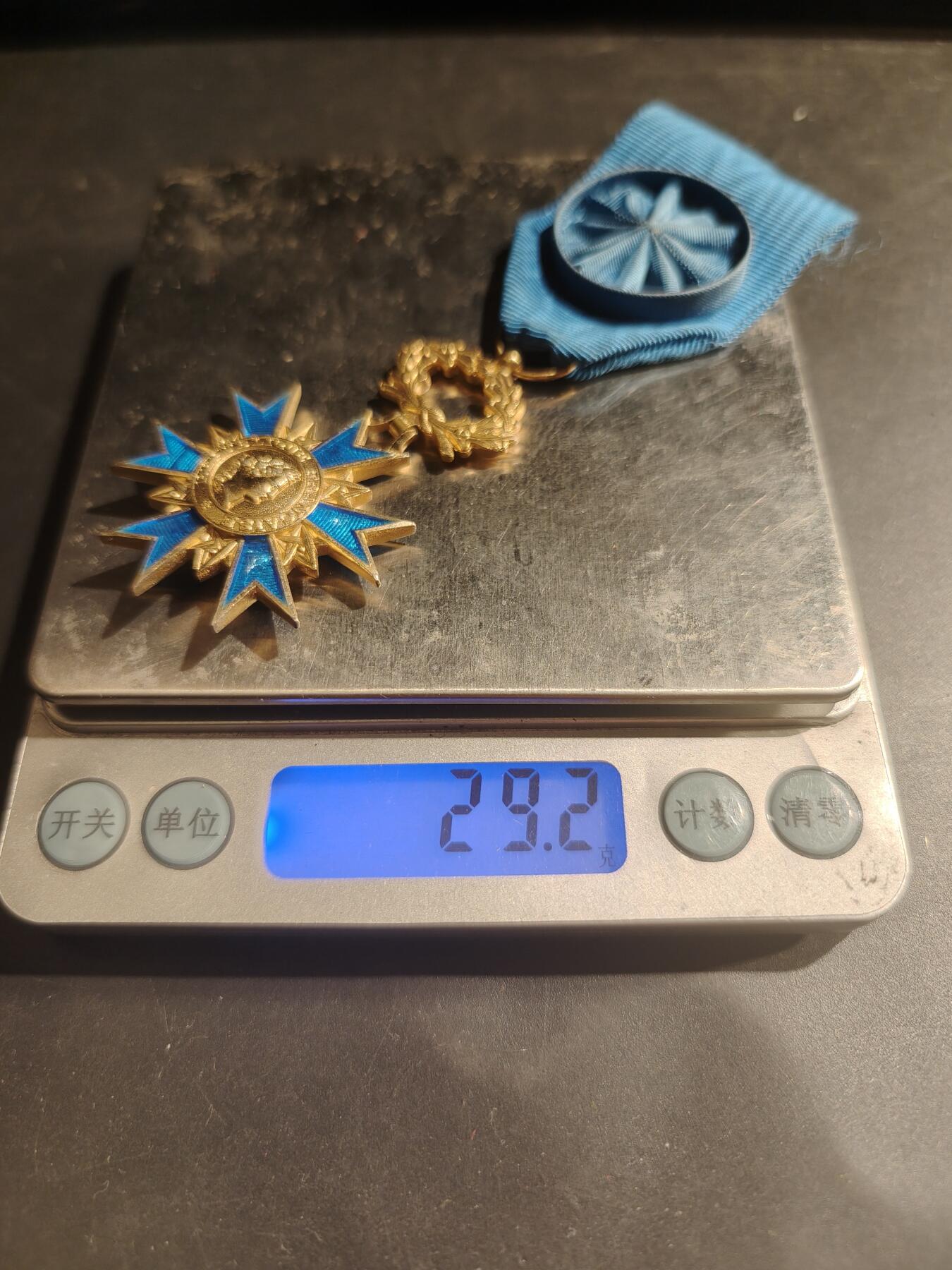 老王徽章第183期 法国军官级国家功勋勋章    原盒    早期950银镀金珐琅     29.2g