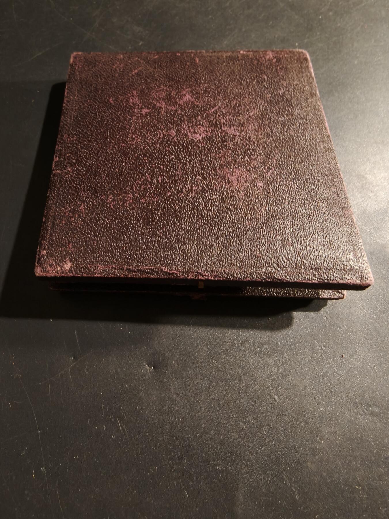 老王徽章第183期 法国1902年《小日报》“智力竞赛与问题大奖赛”大铜章      原盒，盒子无卡扣     直径58mm    重量95g