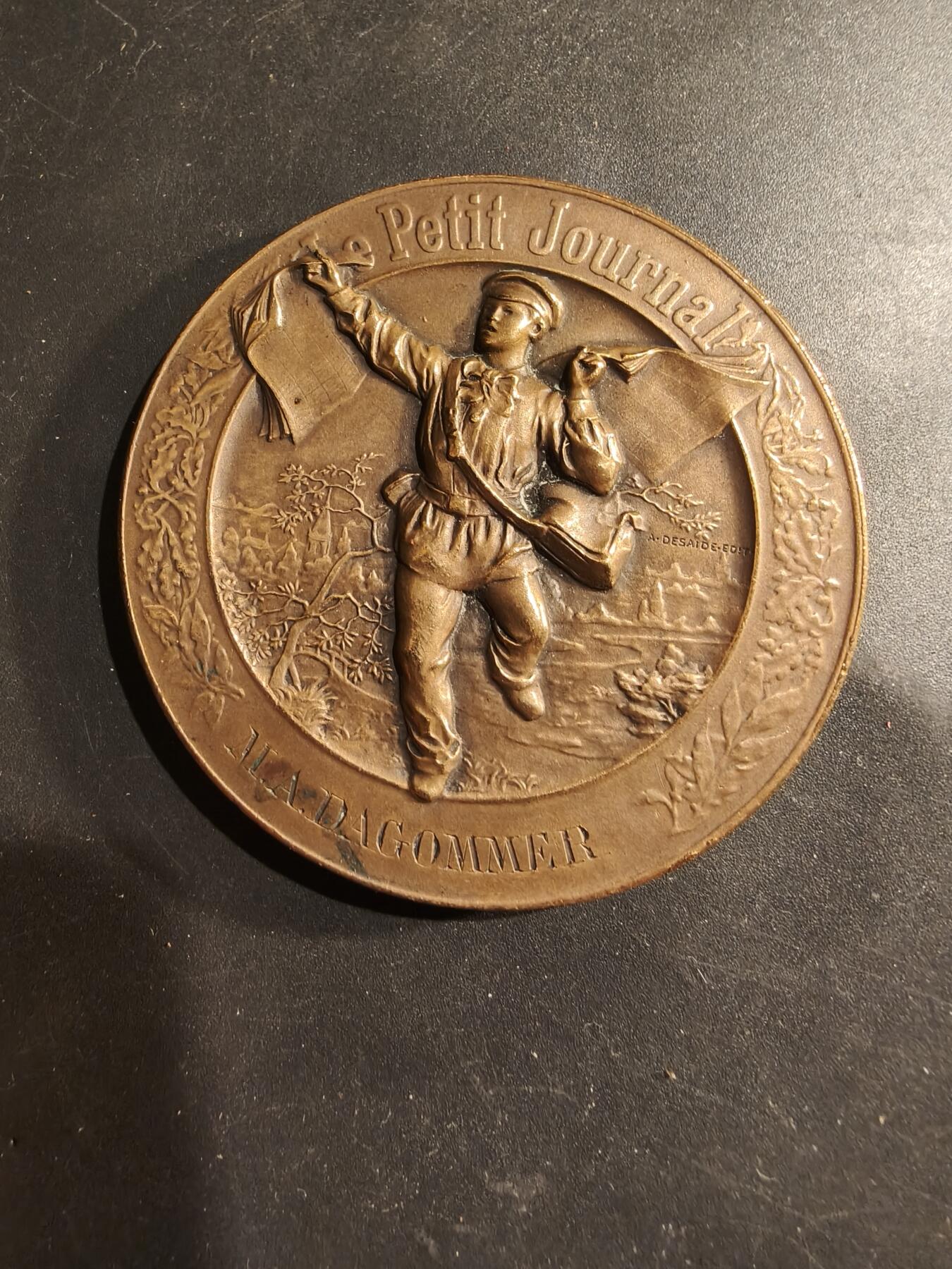 老王徽章第183期 法国1902年《小日报》“智力竞赛与问题大奖赛”大铜章      原盒，盒子无卡扣     直径58mm    重量95g