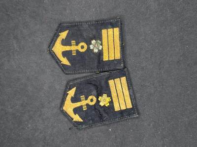 凯旋世界勋赏（持续上新中）（第22期新年大拍）（欢迎送拍）（对拍品有疑问请询问客服，不接受到手刀，出价默认拍品品相。请认真阅读拍卖规则！出价默认已认可！）（收到货请录制开箱视频，无视频概不处理问题。） - 一等水军肩章