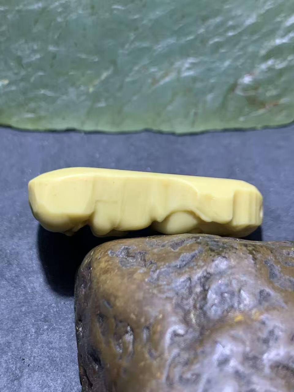 精美高玉化金膏玉雕刻宝宝佛吊坠一个