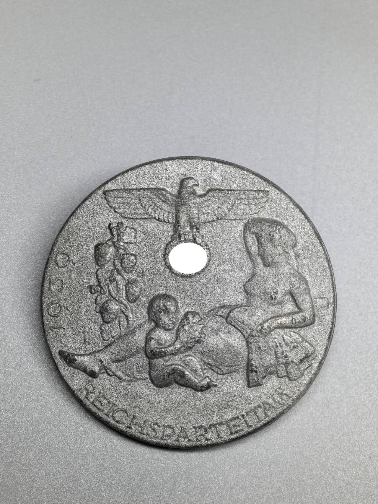 小驴勋章奖章收藏2月22日周日晚六点拍卖（珍爱和平，收藏战争，铭记历史，勿忘国耻，忠党爱国。有偿代拍，送拍规则在简介最后，参拍须阅读规则后再参拍，关系到运费包装发货时效真假辨别等关键信息，拍卖时不再发原图，看大图店主微信码在拍卖店铺介绍里） 1939年党代会徽章，锌质，背打RZM M9/72厂标