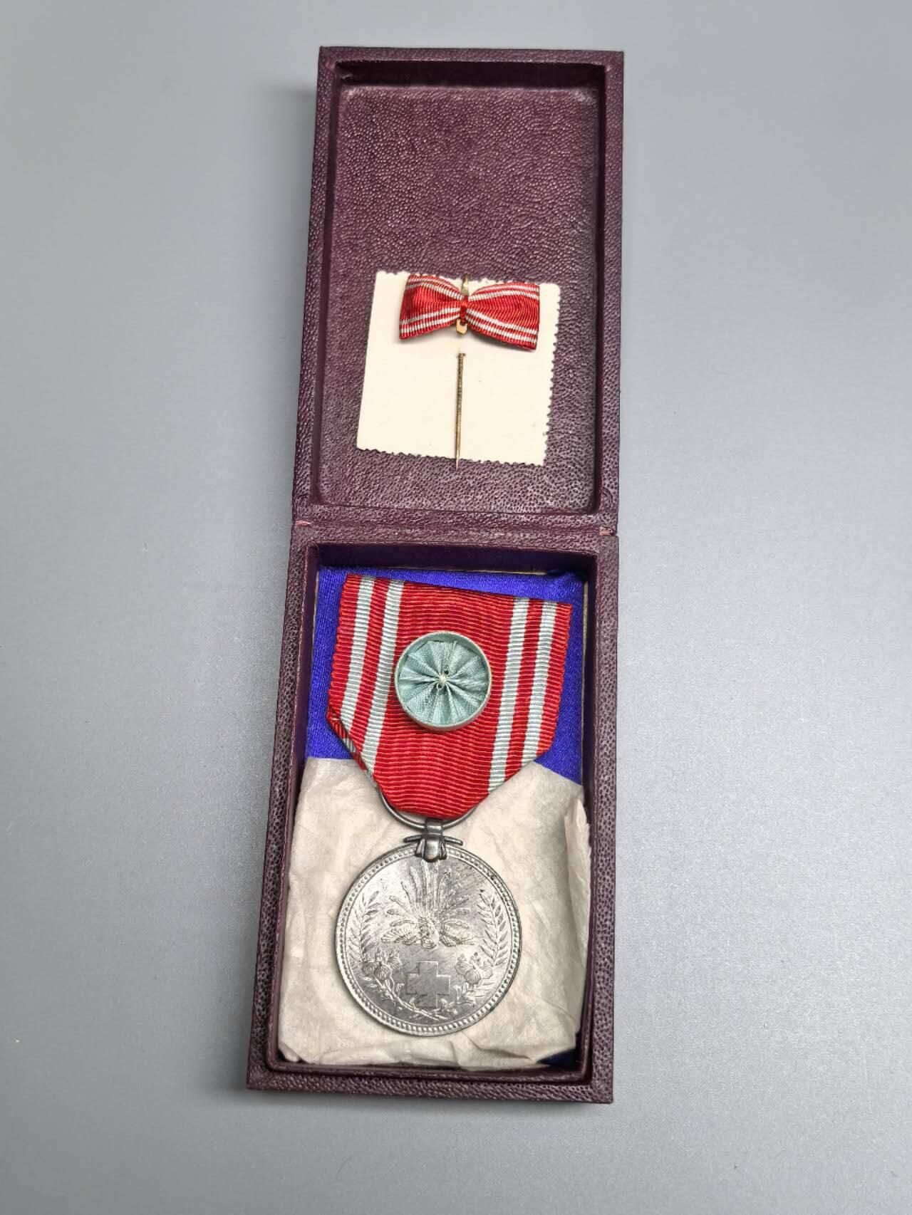 小驴勋章奖章收藏2月22日周日晚六点拍卖（珍爱和平，收藏战争，铭记历史，勿忘国耻，忠党爱国。有偿代拍，送拍规则在简介最后，参拍须阅读规则后再参拍，关系到运费包装发货时效真假辨别等关键信息，拍卖时不再发原图，看大图店主微信码在拍卖店铺介绍里） 赤十字社徽章带盒带略，铝质