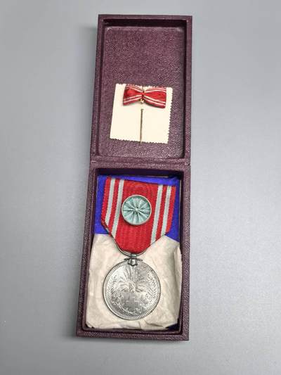 小驴勋章奖章收藏2月22日周日晚六点拍卖（珍爱和平，收藏战争，铭记历史，勿忘国耻，忠党爱国。有偿代拍，送拍规则在简介最后，参拍须阅读规则后再参拍，关系到运费包装发货时效真假辨别等关键信息，拍卖时不再发原图，看大图店主微信码在拍卖店铺介绍里） - 赤十字社徽章带盒带略，铝质