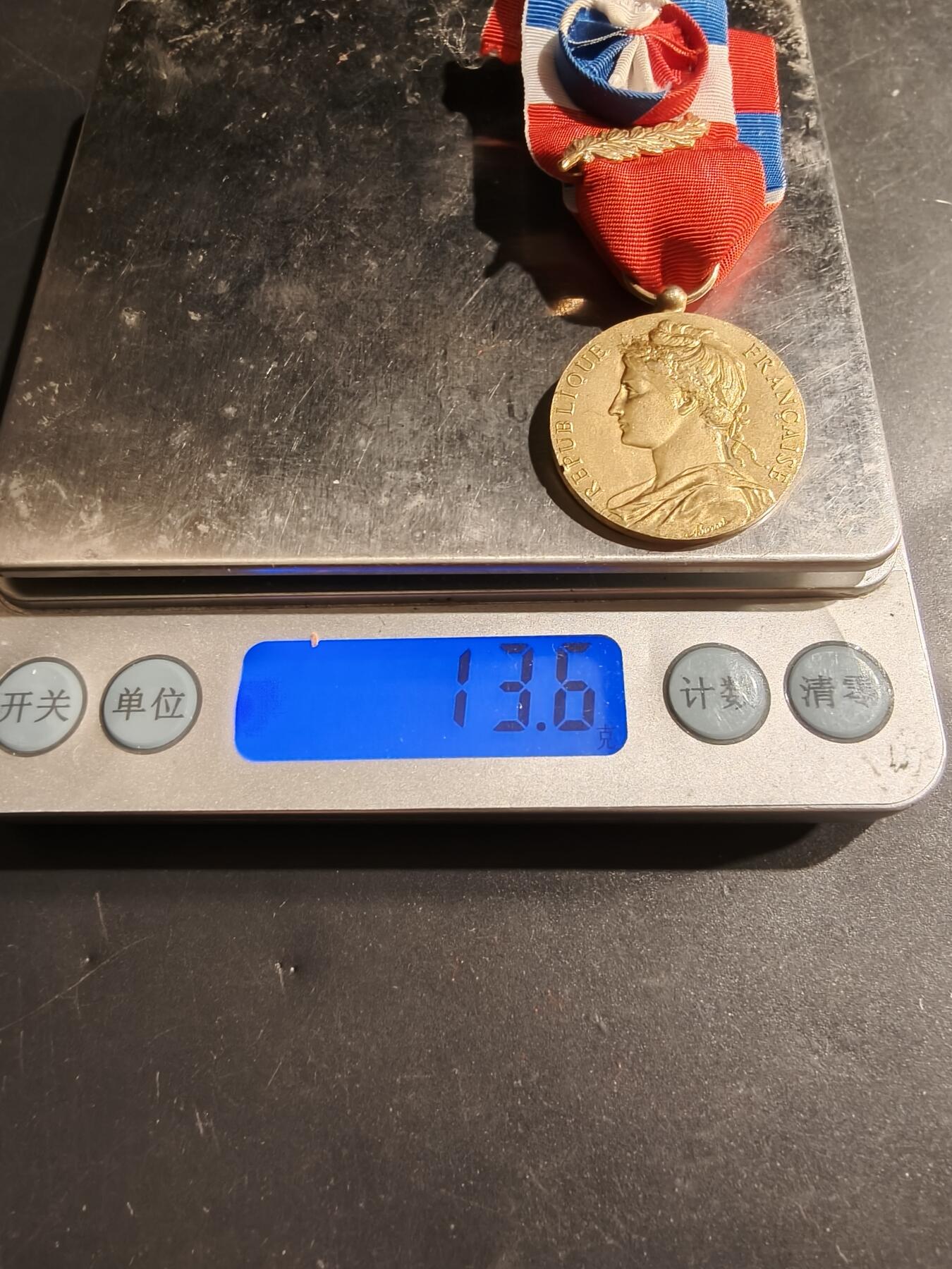 老王徽章第183期 法国金级劳工奖章   950银镀金    13.6g    1961年实发