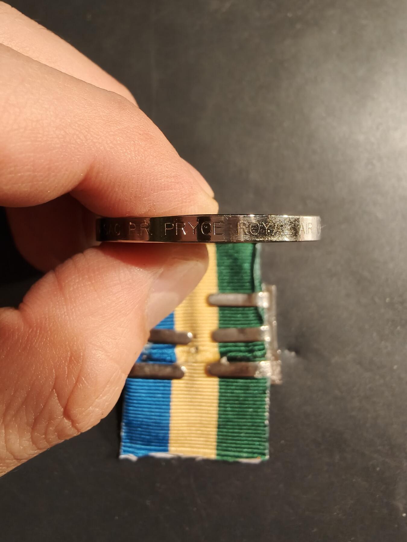 老王徽章第183期 英国阿拉伯服役奖章     皇家空军沙漠救援、亚丁·拉德凡·米西拉、哈德拉毛·希巴姆3勋条，带边铭    皇家空军同一人获得     该官兵曾于60年代在也门地区参加镇压也门反英独立运动