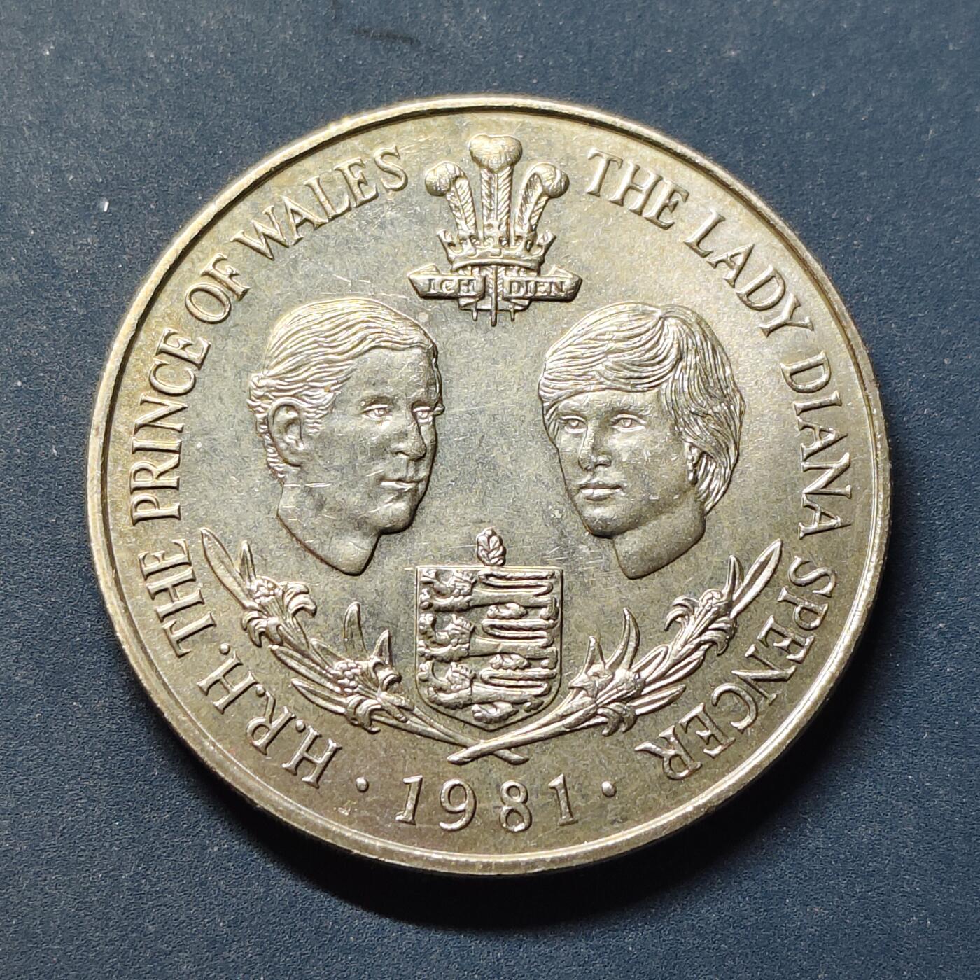 【全场包邮】纯粹捡漏拍504场-更新中 根西1981年25便士查尔斯和戴安娜世纪婚礼克朗型纪念币
