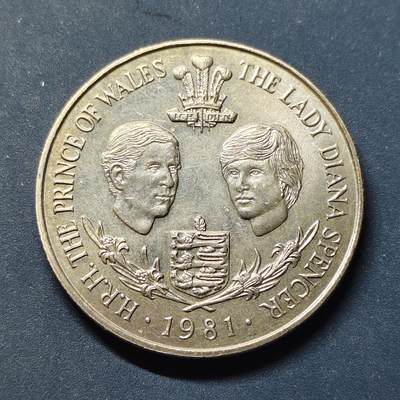 【全场包邮】纯粹捡漏拍504场 - 根西1981年25便士查尔斯和戴安娜世纪婚礼克朗型纪念币