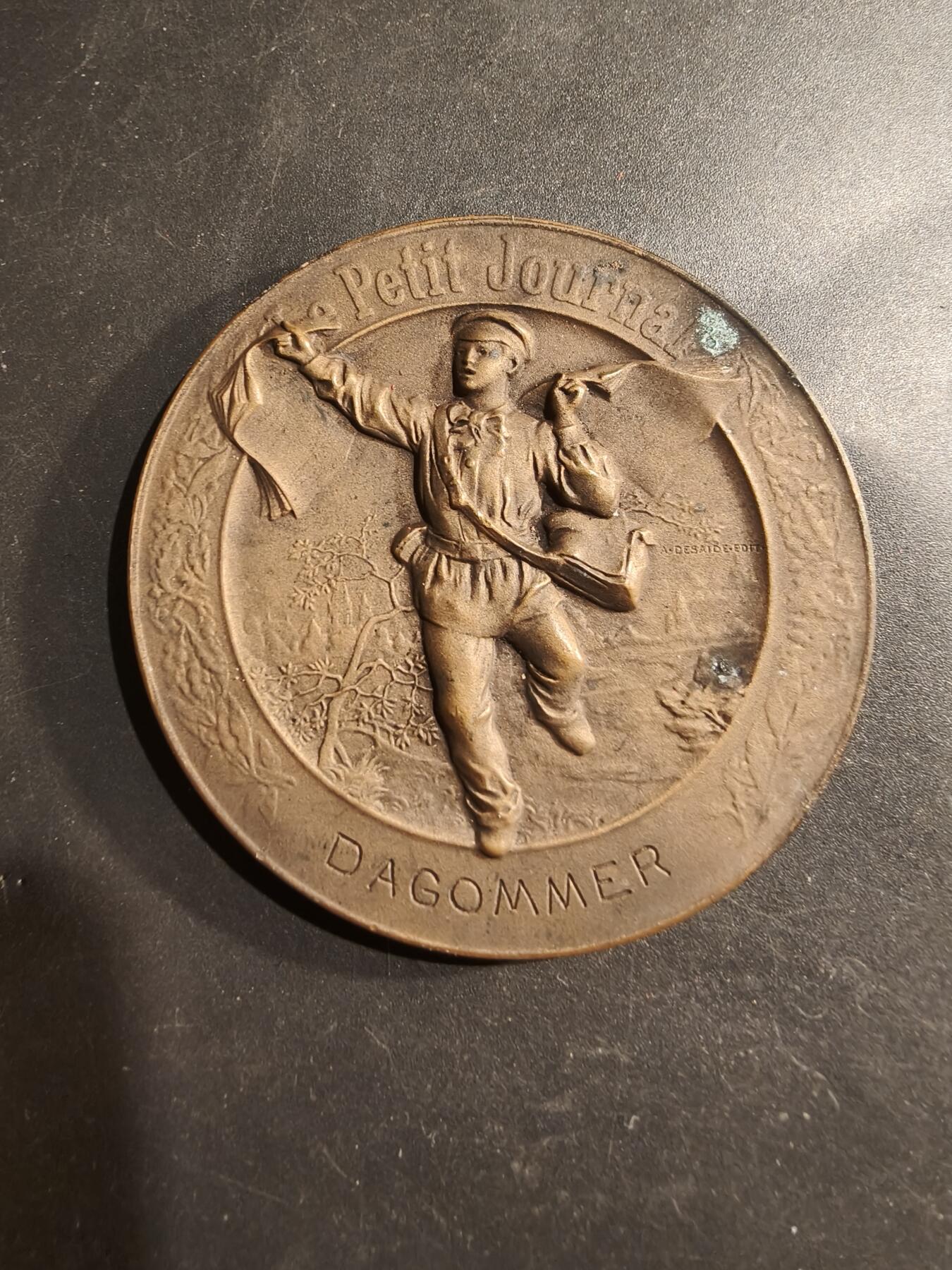 老王徽章第183期 法国1905年《小日报》“谜语大奖赛”大铜章      原盒     直径58mm    重量76.9g