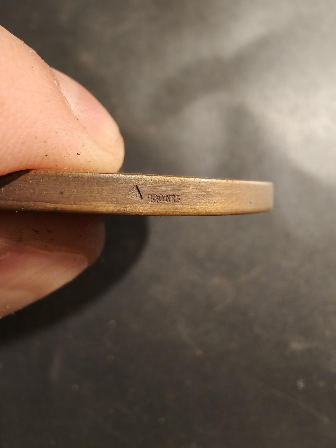 老王徽章第183期 法国1906年《小日报》“智力竞赛与问题大奖赛”大铜章      原盒，盒子卡扣不严     直径58mm    重量83.4g